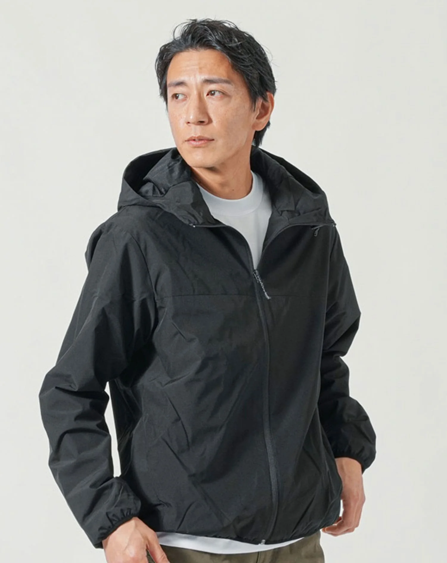 30代メンズ全身3点コーデセット　黒マウンテンパーカー×白長袖Tシャツ×カーキカーゴパンツ - Image 5