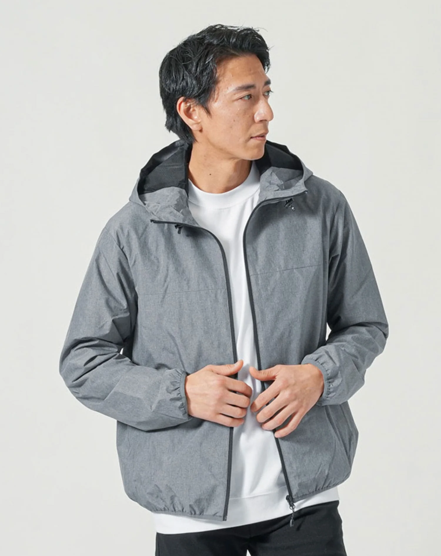 30代メンズ全身3点コーデセット　グレーマウンテンパーカー×白長袖Tシャツ×黒チノパンツ - Image 4