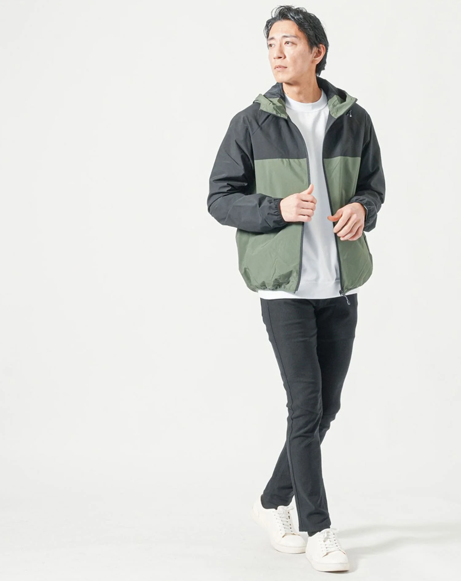 30代メンズ全身3点コーデセット　カーキマウンテンパーカー×白長袖Tシャツ×黒チノパンツ - Image 5