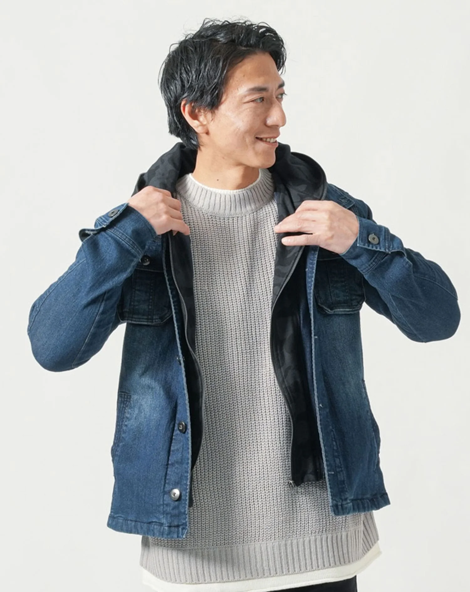30代メンズ全身3点コーデセット　インディゴデニムジャケット×グレー長袖ニットTシャツ×黒テーパードチノパンツ - Image 4
