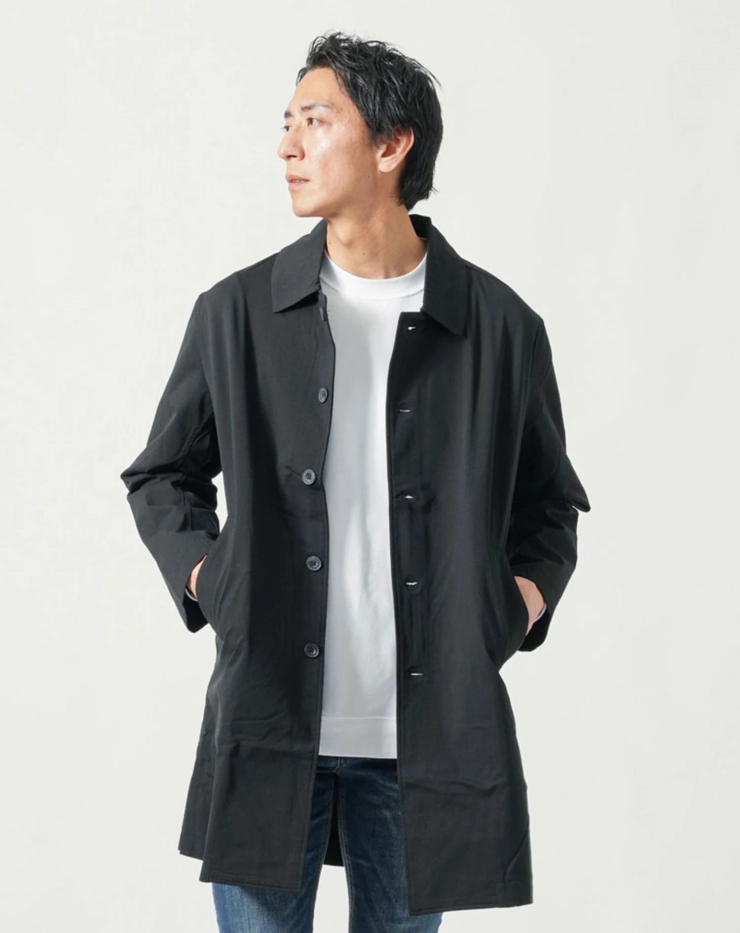 30代メンズ全身3点コーデセット　黒ステンカラーロングコート×白長袖Tシャツ×ネイビーデニムパンツ - Image 4