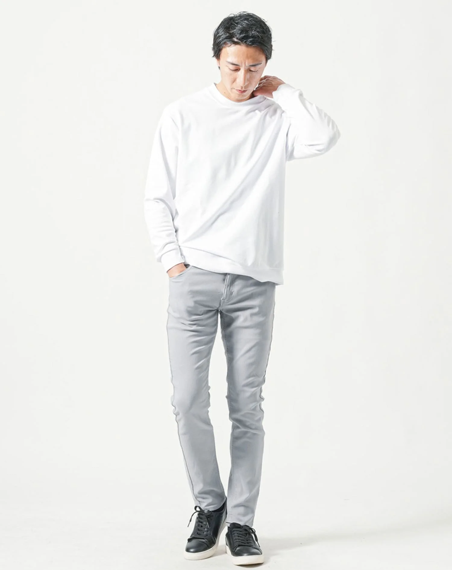 30代メンズ全身3点コーデセット　ネイビーステンカラーロングコート×白長袖Tシャツ×グレーチノパンツ - Image 5