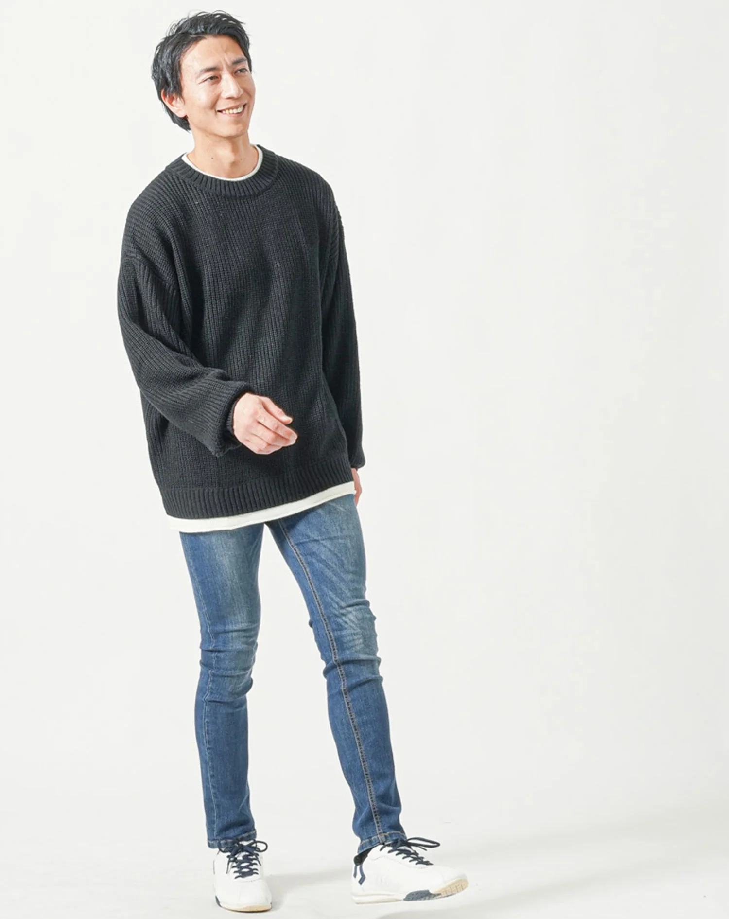 30代メンズ全身3点コーデセット　黒長袖ニットTシャツ×グレー長袖ニットTシャツ×ネイビーデニムパンツ - Image 3
