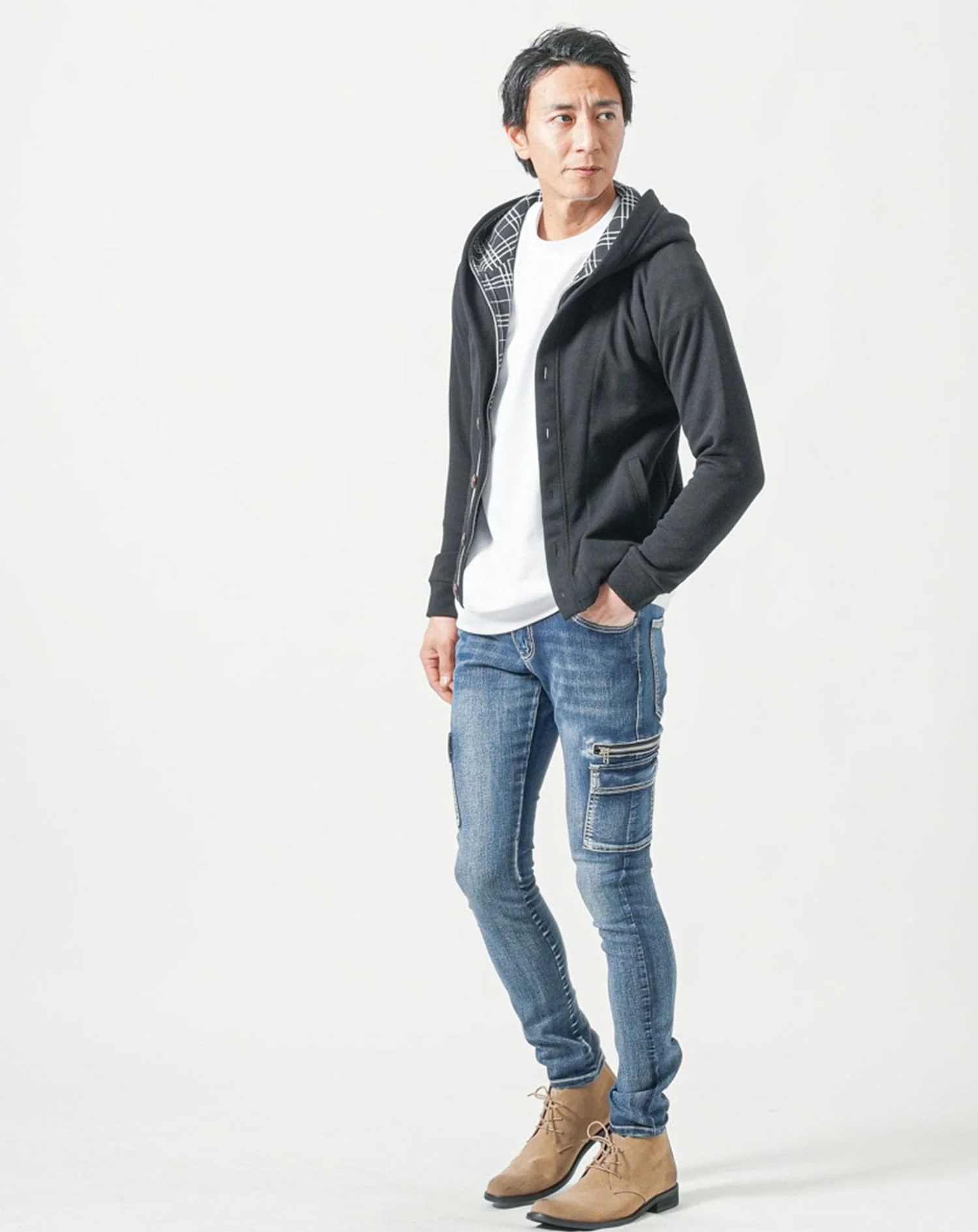 30代メンズ全身3点コーデセット　黒長袖パーカー×白長袖Tシャツ×インディゴデニムカーゴパンツ - Image 3