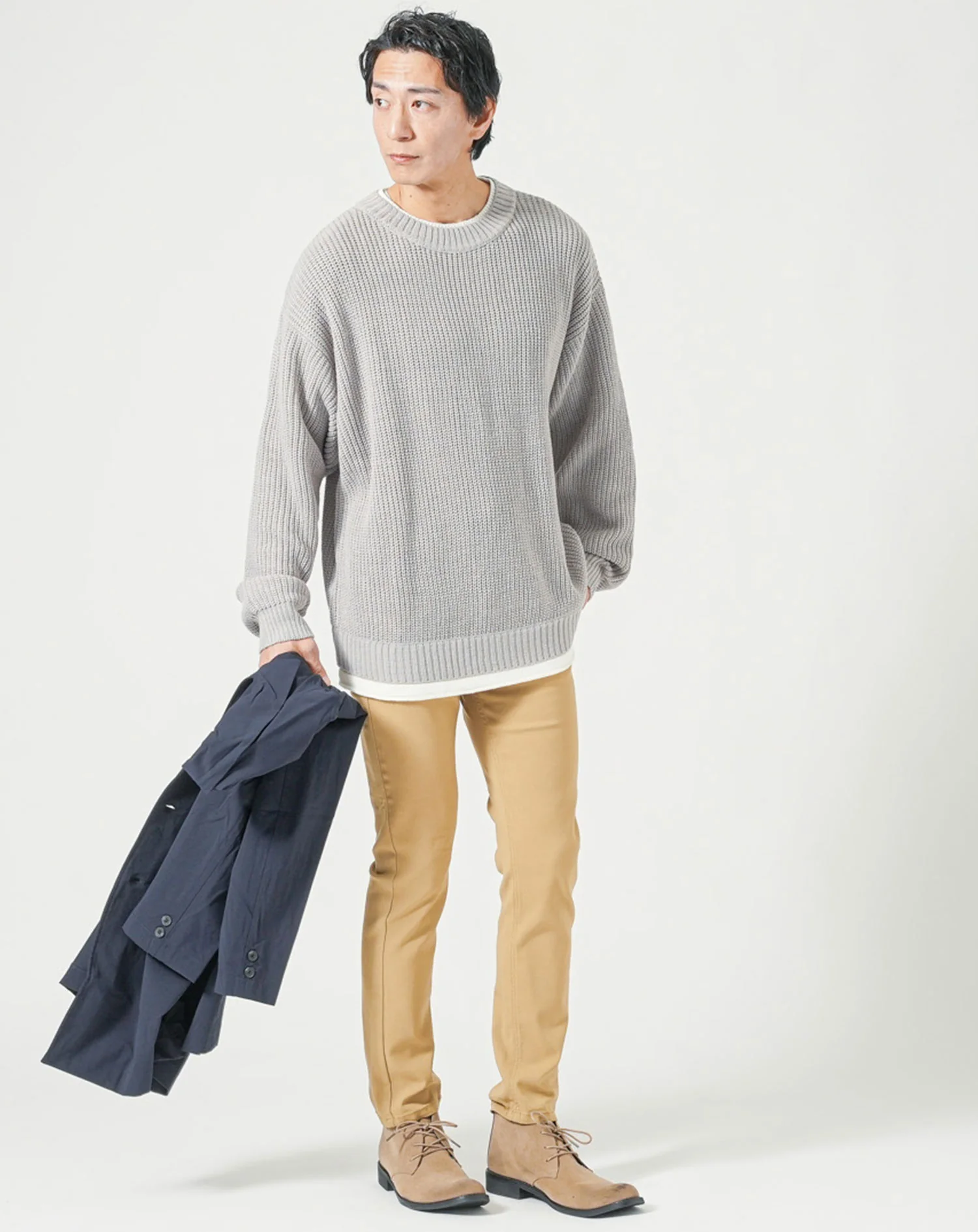 30代メンズ全身3点コーデセット　ネイビーロングコート×グレー長袖ニットTシャツ×ベージュチノパンツ - Image 5