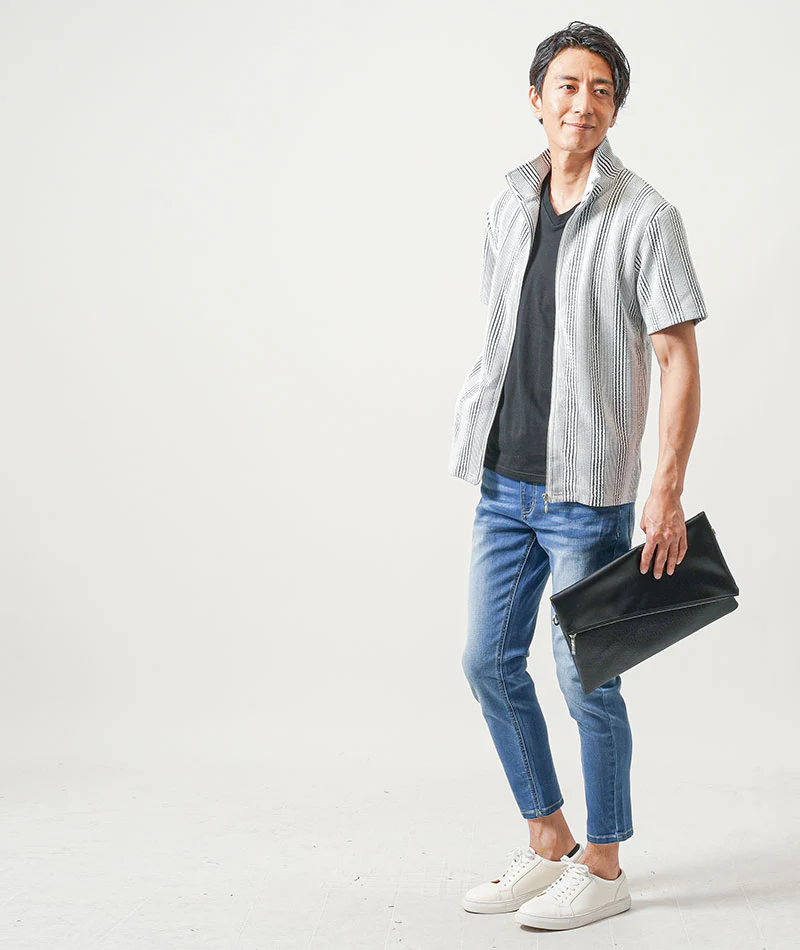 40代メンズ夏の3点コーデセット　白半袖ブルゾンジャケット×黒半袖Tシャツ×ブルーアンクルデニムパンツ - Image 10