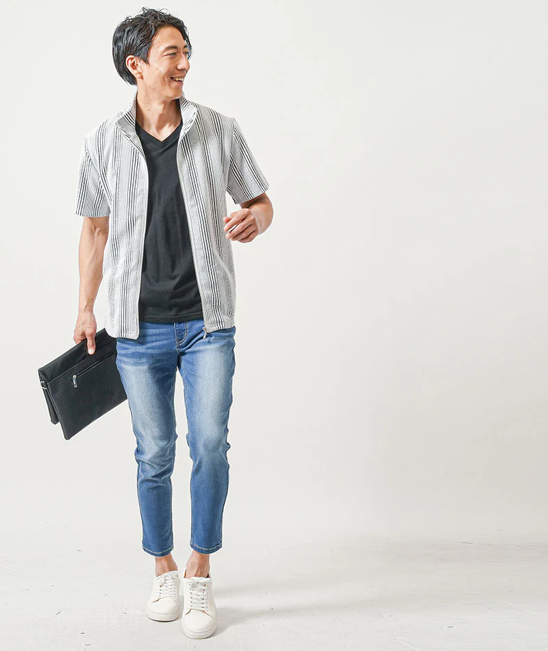 40代メンズ夏の3点コーデセット　白半袖ブルゾンジャケット×黒半袖Tシャツ×ブルーアンクルデニムパンツ - Image 9