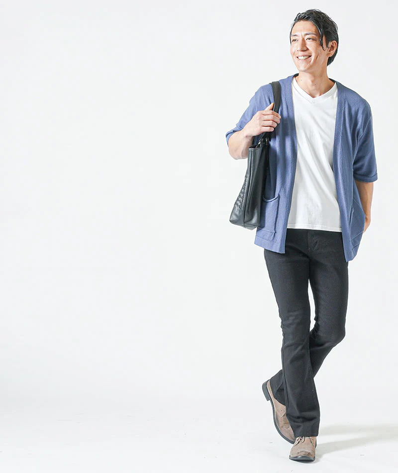 40代メンズ夏の3点コーデセット　ダークブルー5分袖カーディガン×白半袖Tシャツ×黒ブーツカットチノパンツ - Image 3