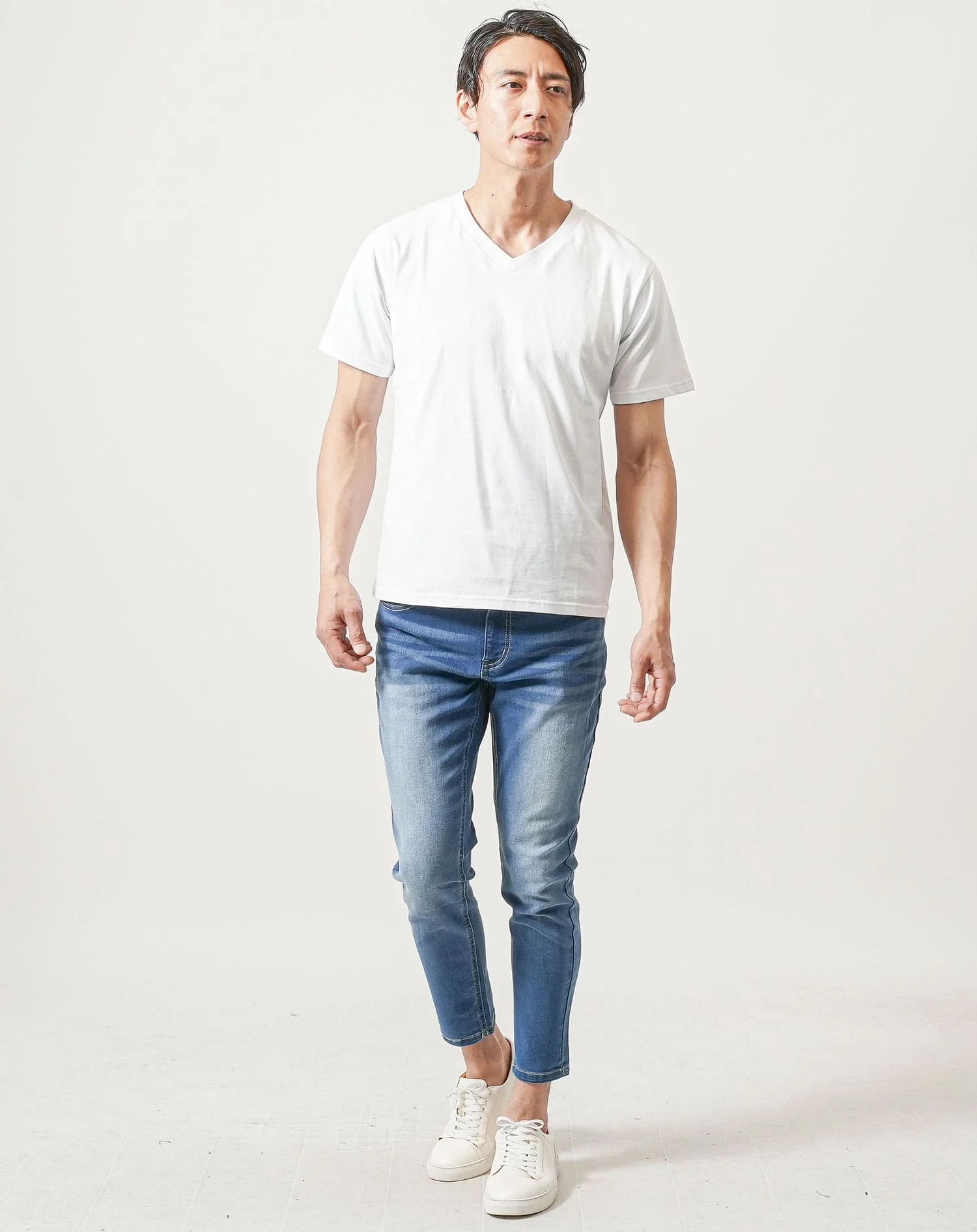 40代メンズ涼しい夏服3点コーデセット　白半袖VネックTシャツ×白半袖クルーネックTシャツ×ブリーチストレッチアンクルデニムパンツ - Image 3