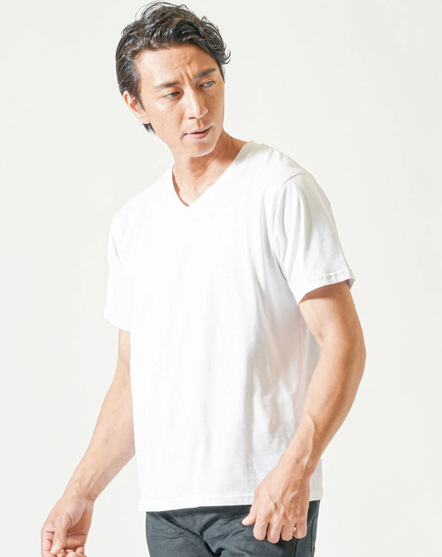 40代メンズ夏の3点コーデセット　グレー5分袖サマーカーディガン×白半袖Tシャツ×黒スリムテーパードパンツ - Image 7