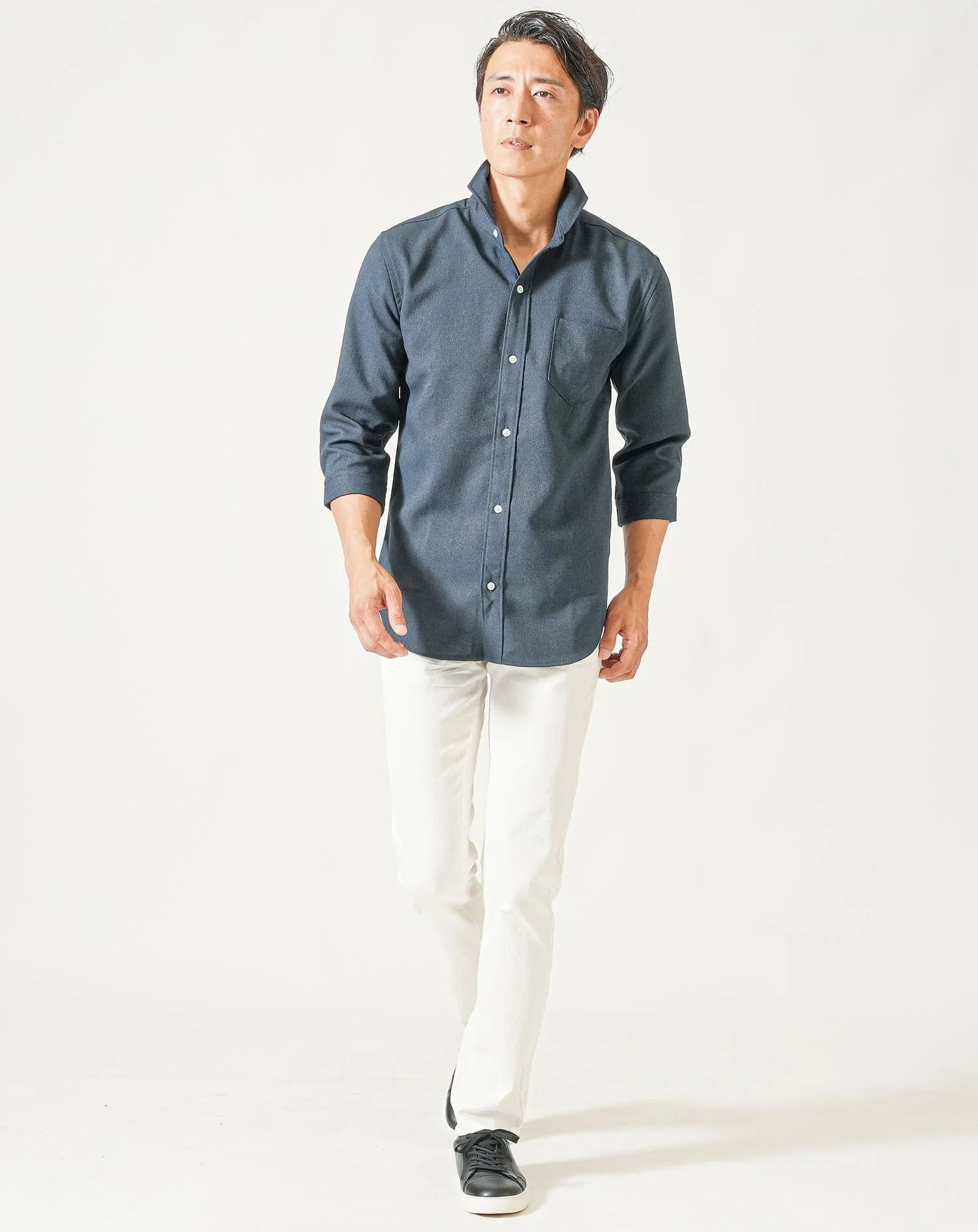 40代メンズ夏の2点コーデセット　ネイビー7分袖シャツ×白ストレッチテーパードパンツ - Image 4
