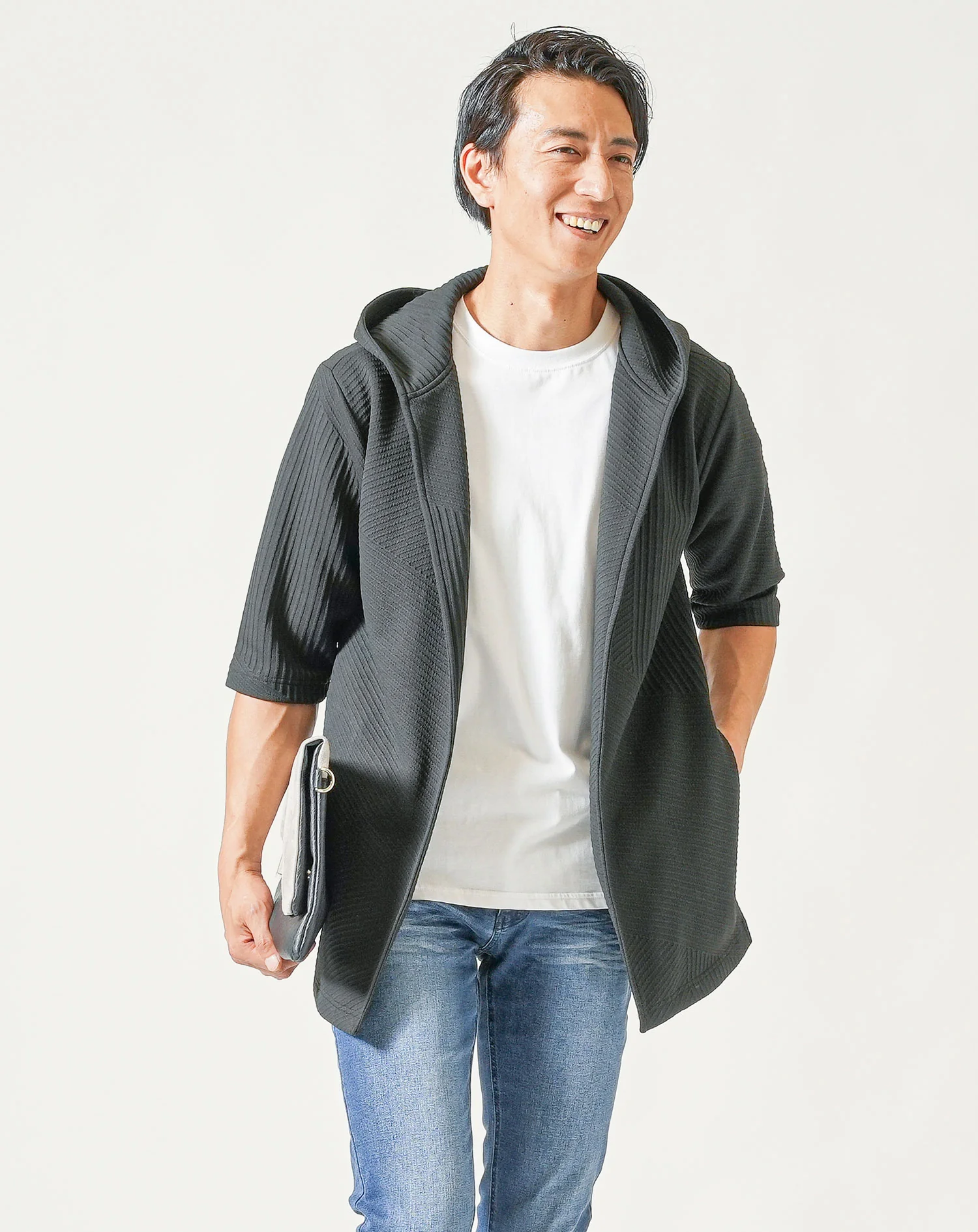 40代メンズ3点コーデセット　黒7分袖ロングパーカー×白半袖Tシャツ×ダークブルーストレッチデニムパンツ - Image 4