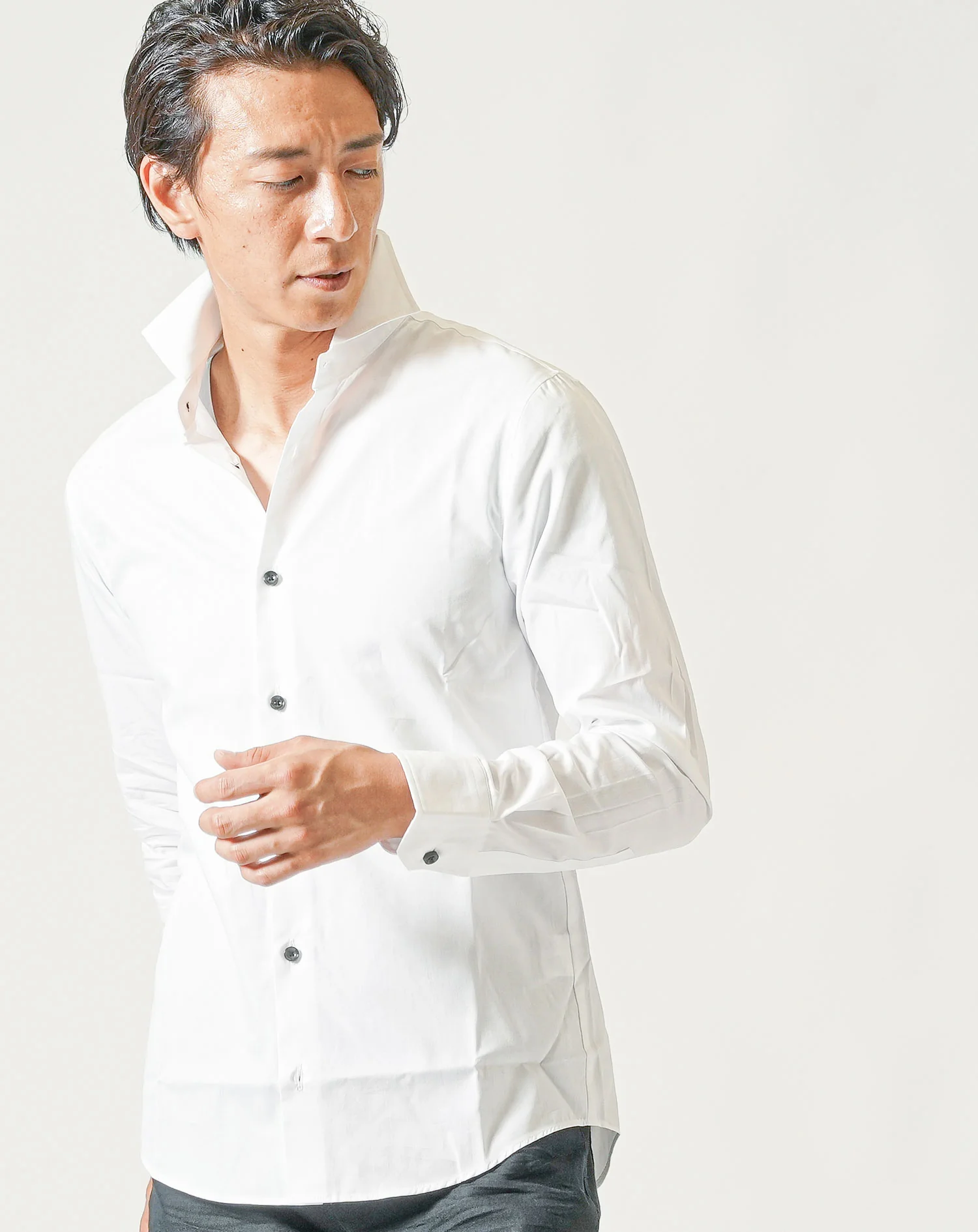40代メンズ2点コーデセット　白長袖日本製シャツ×黒ストレッチテーパードパンツ - Image 6