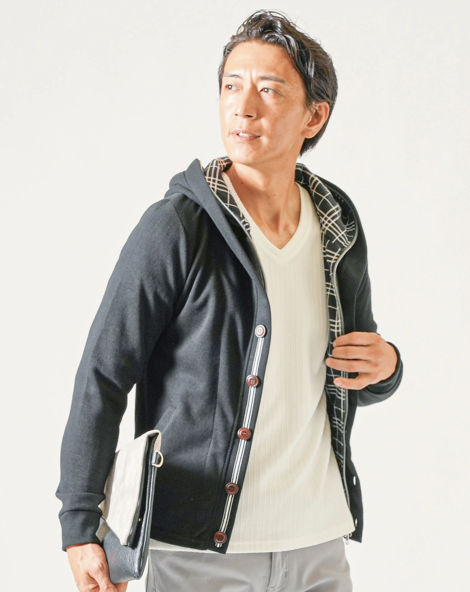 40代メンズ3点コーデセット　黒長袖パーカー×白長袖Tシャツ×グレーストレッチテーパードチノパンツ - Image 6