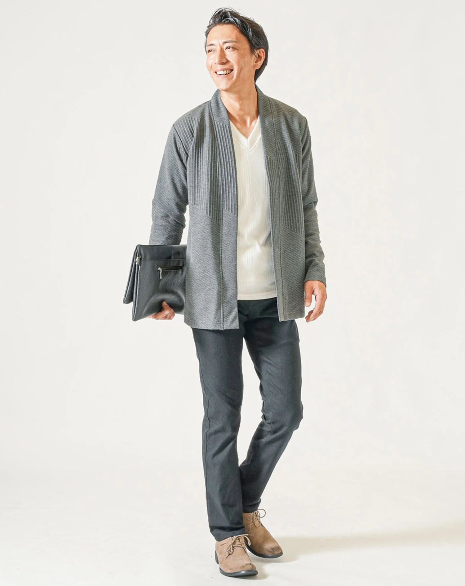 40代メンズ3点コーデセット　チャコールグレー長袖カーディガン×白長袖Tシャツ×黒ストレッチチノパンツ - Image 4