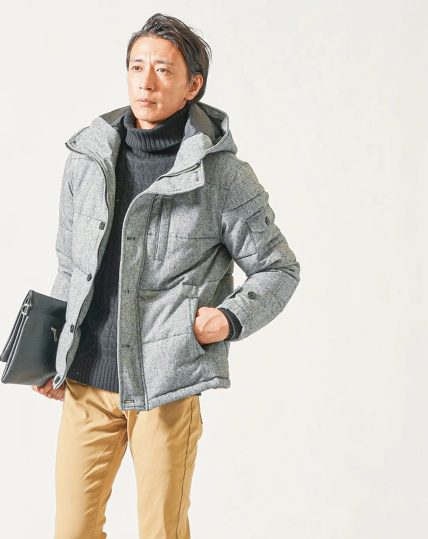 40代メンズ冬服3点コーデセット　グレーツイードダウンジャケット×黒タートルネックニット×ベージュストレッチチノパンツ - Image 4
