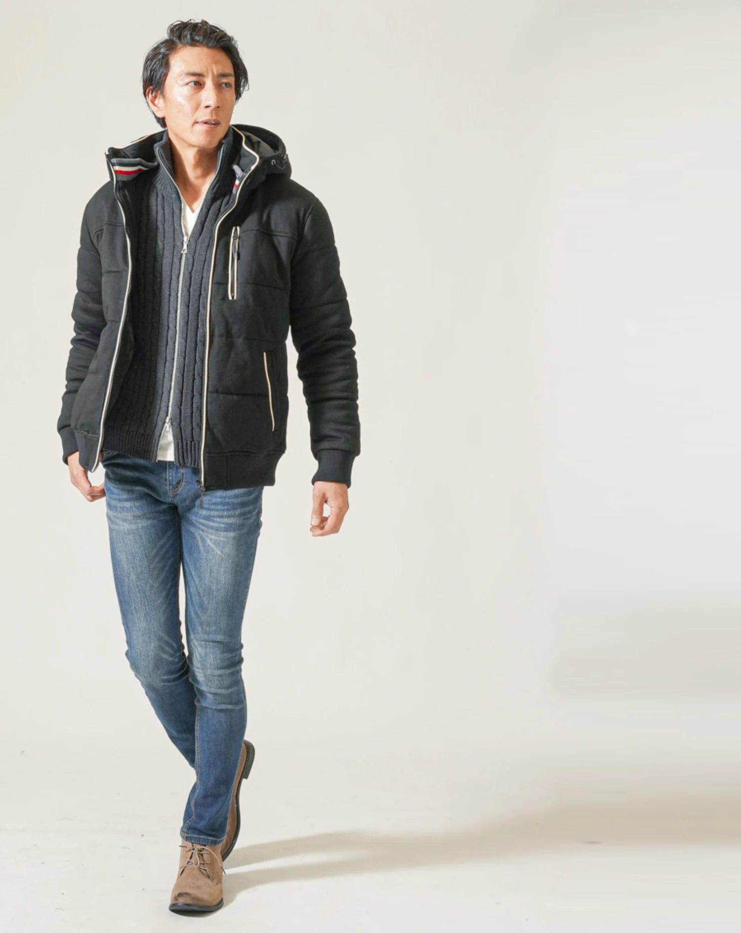40代メンズ冬服3点コーデセット　黒中綿ダウンフード付きジャケット×スタンドニットアウター×ネイビーストレッチデニムパンツ - Image 9