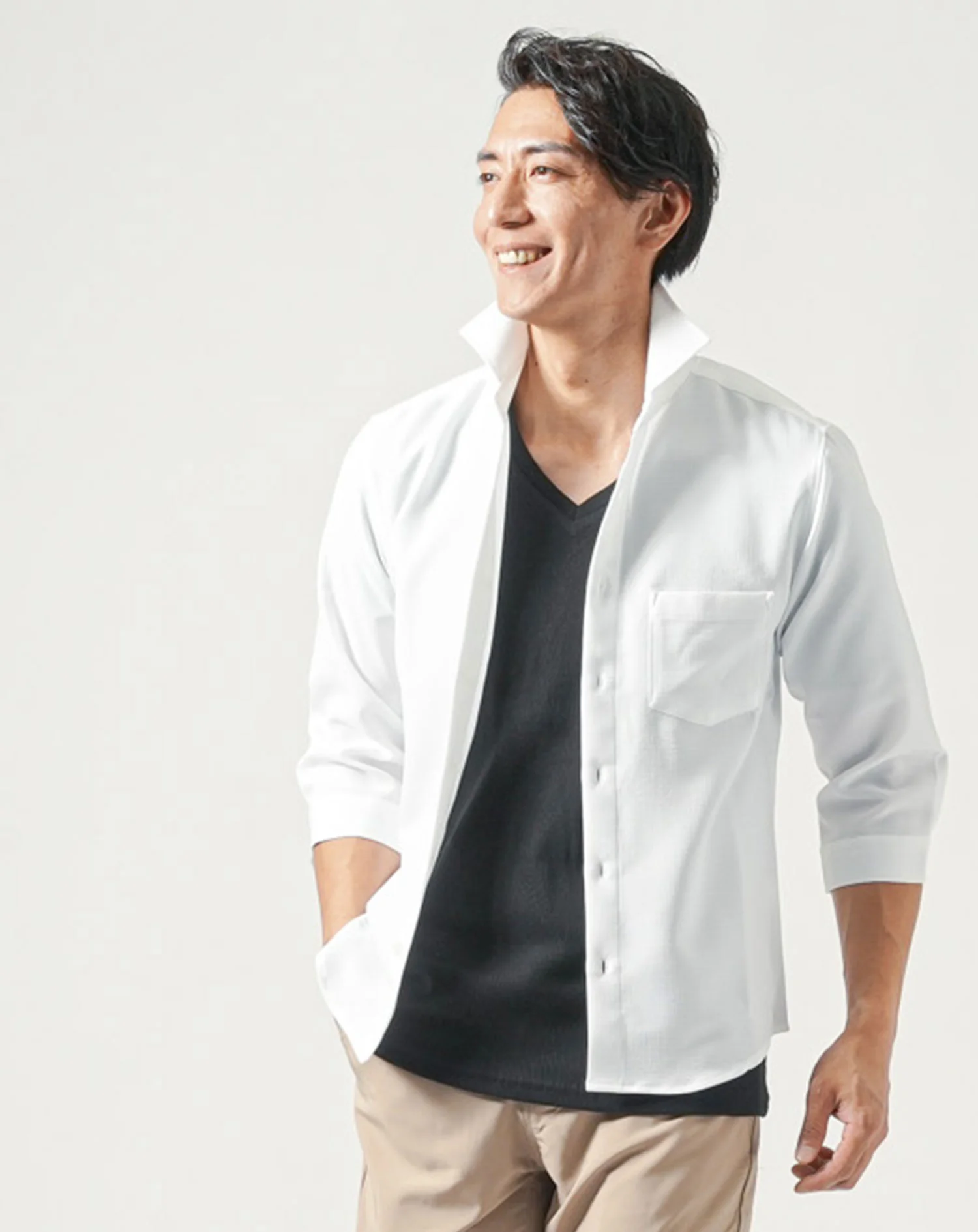 40代メンズ夏服全身3点コーデセット　白7分袖シャツ×黒半袖Tシャツ×ベージュチノパンツ - Image 4