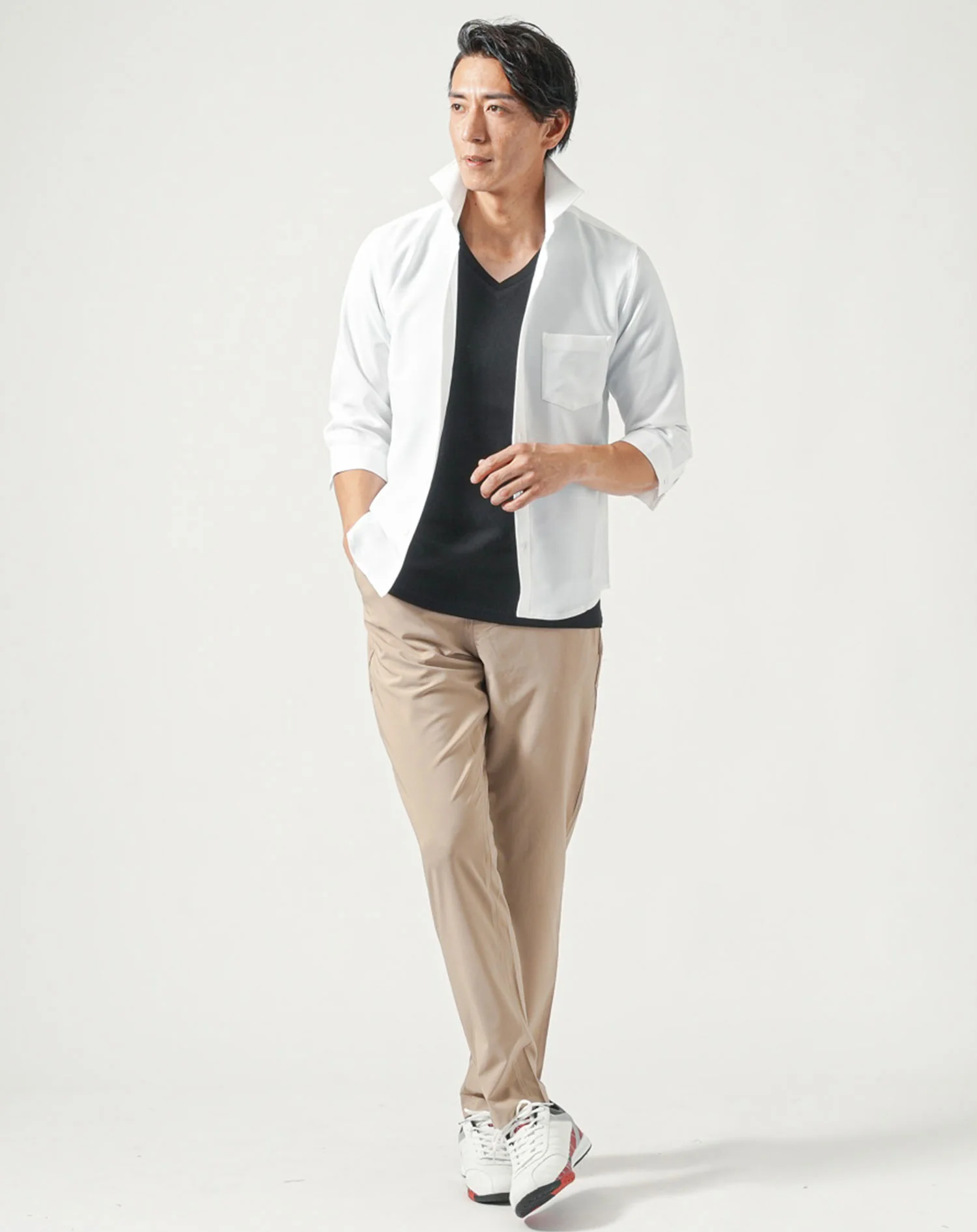 40代メンズ夏服全身3点コーデセット　白7分袖シャツ×黒半袖Tシャツ×ベージュチノパンツ - Image 5