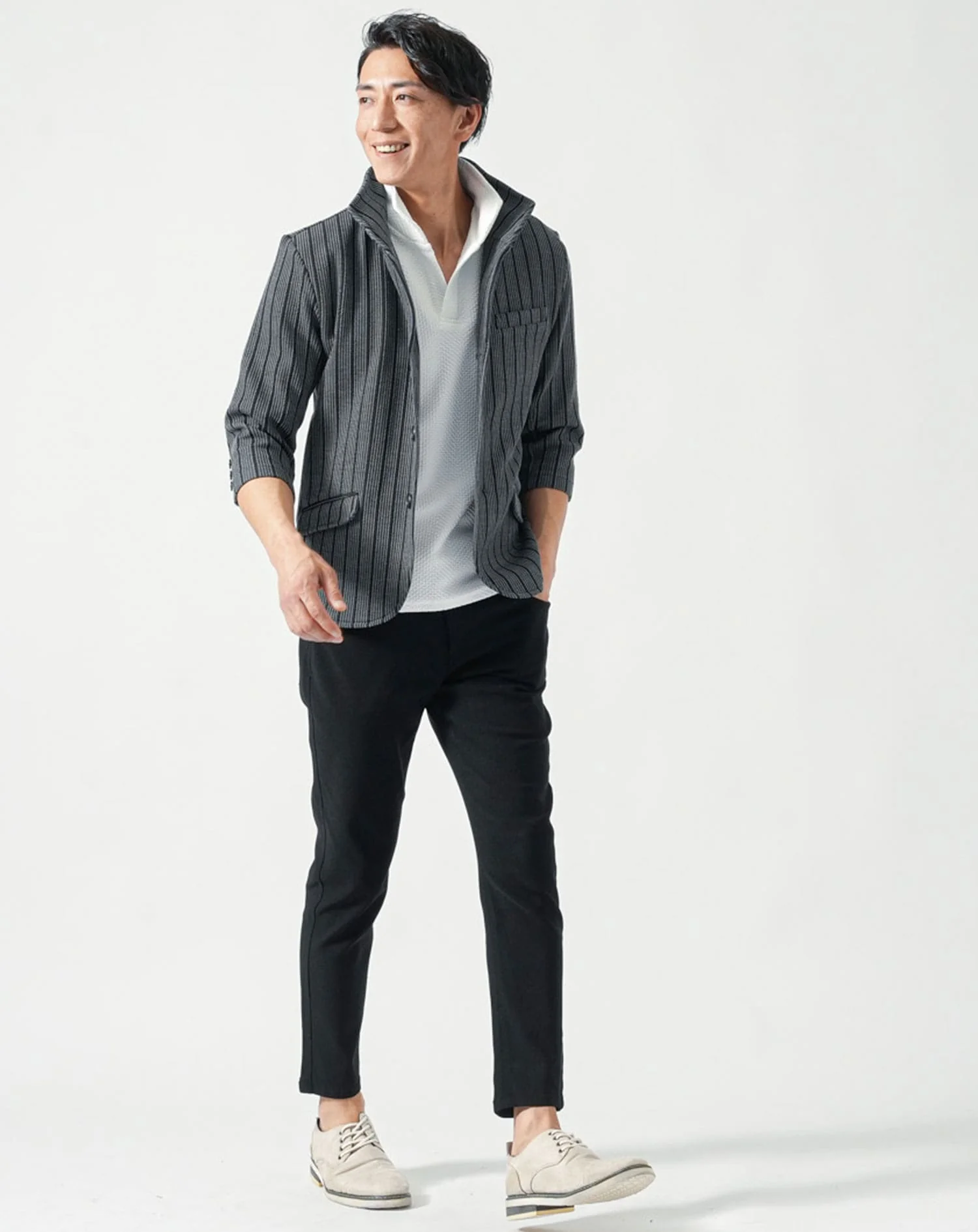 40代メンズ夏服全身3点コーデセット　グレー7分袖ジャケット×白半袖ポロシャツ×黒ストレッチチノパンツ - Image 3