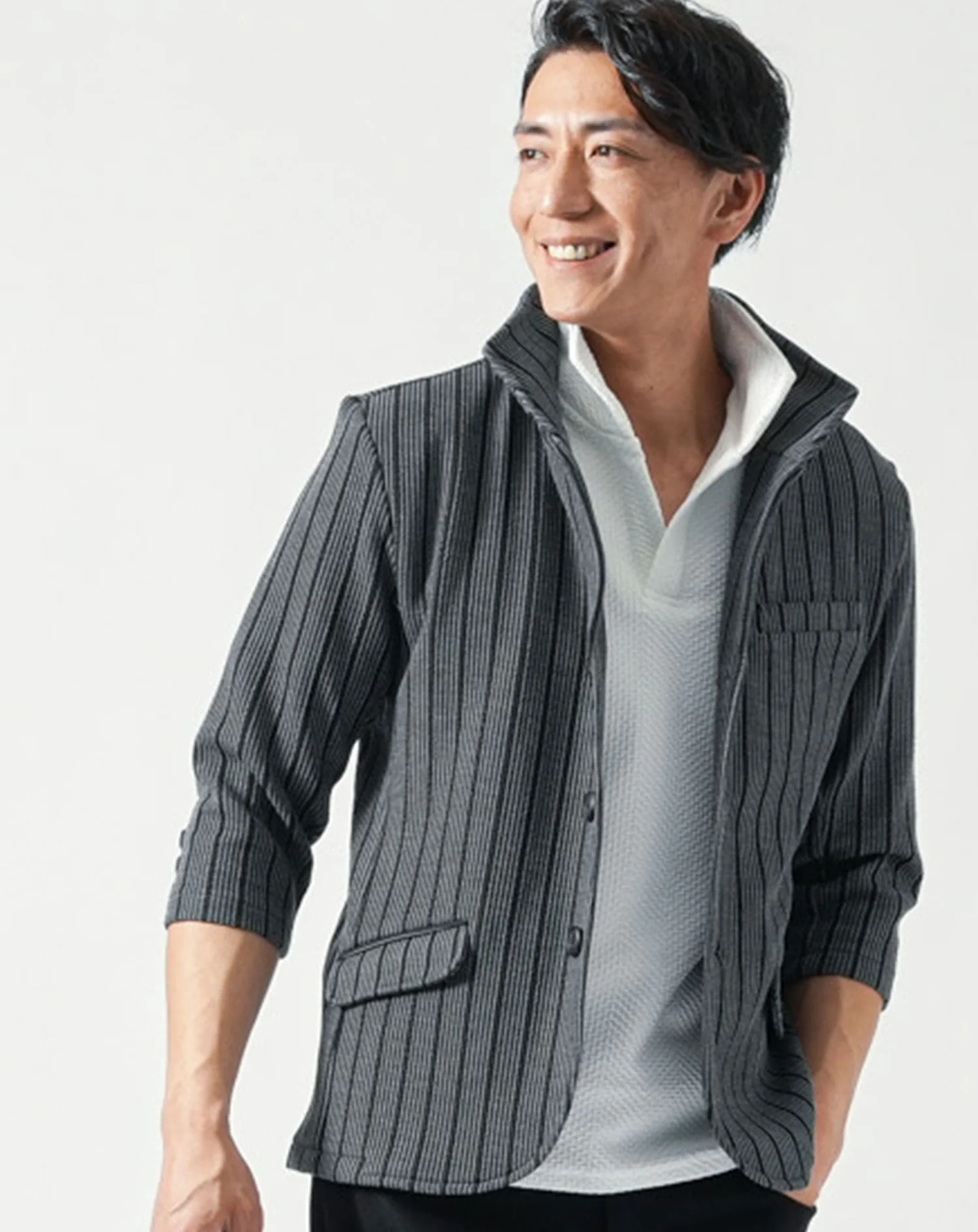 40代メンズ夏服全身3点コーデセット　グレー7分袖ジャケット×白半袖ポロシャツ×黒ストレッチチノパンツ - Image 4