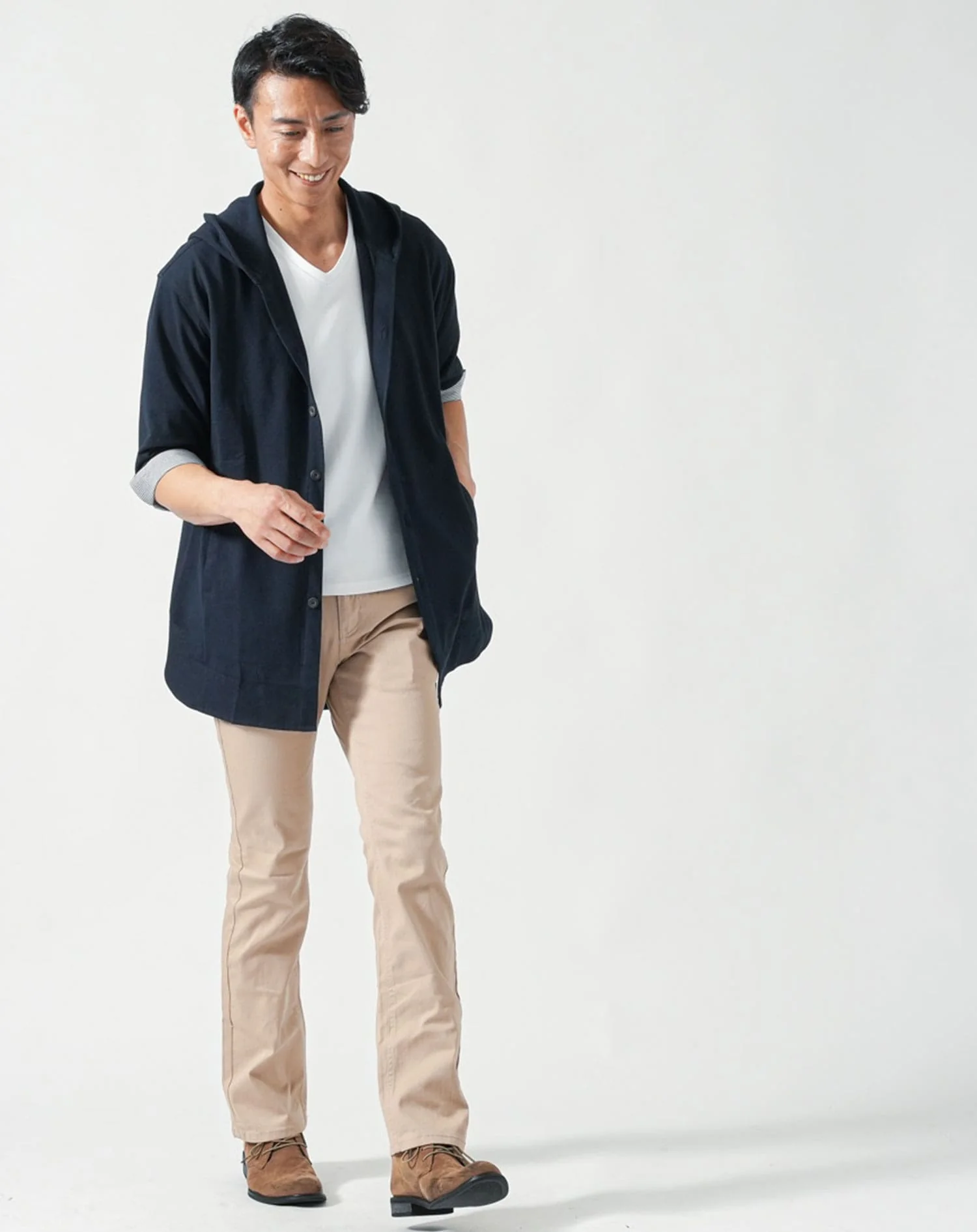 40代メンズ夏服全身3点コーデセット　ネイビー7分袖シャツパーカー×白半袖Tシャツ×ベージュブーツカットチノパンツ - Image 3