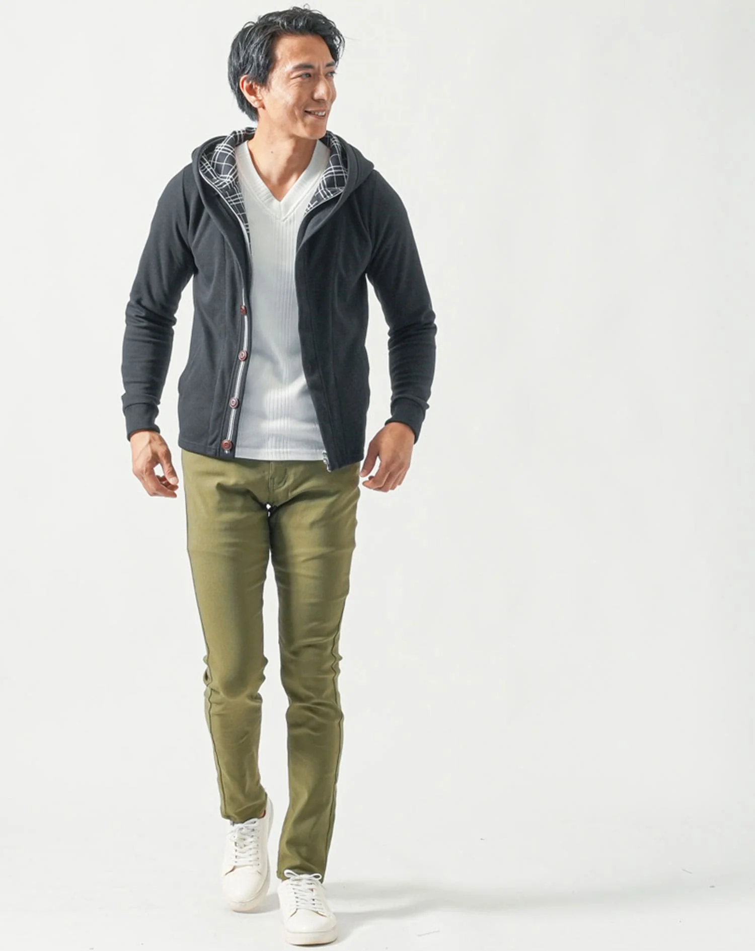 40代メンズ全身3点コーデセット　黒長袖パーカー×白長袖Tシャツ×カーキストレッチチノパンツ - Image 3