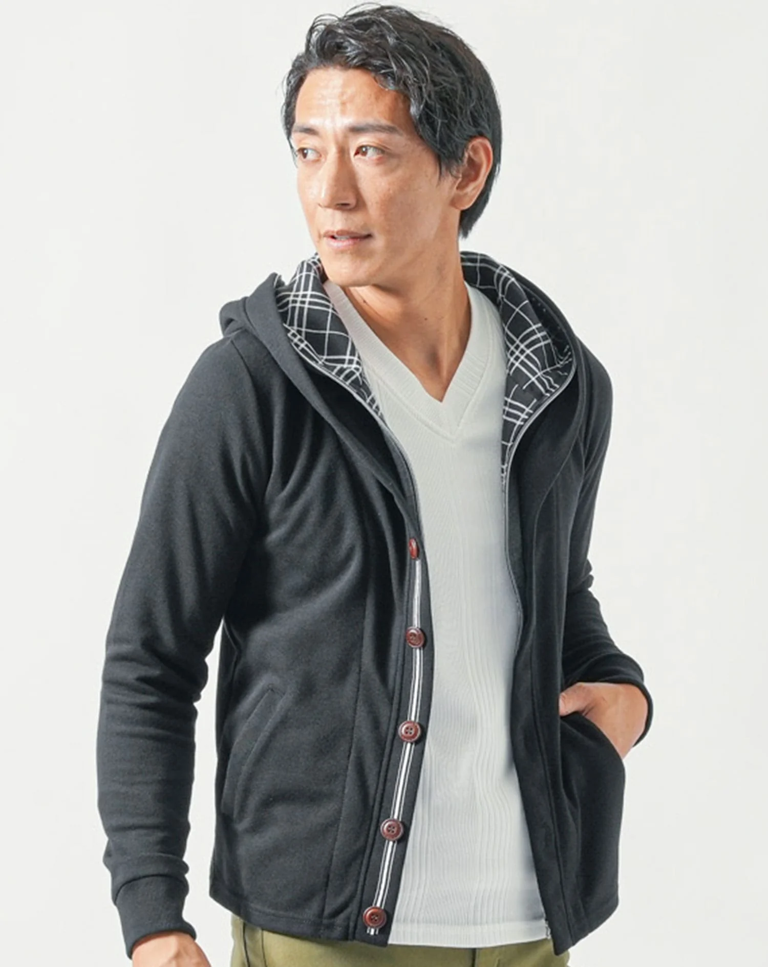 40代メンズ全身3点コーデセット　黒長袖パーカー×白長袖Tシャツ×カーキストレッチチノパンツ - Image 4
