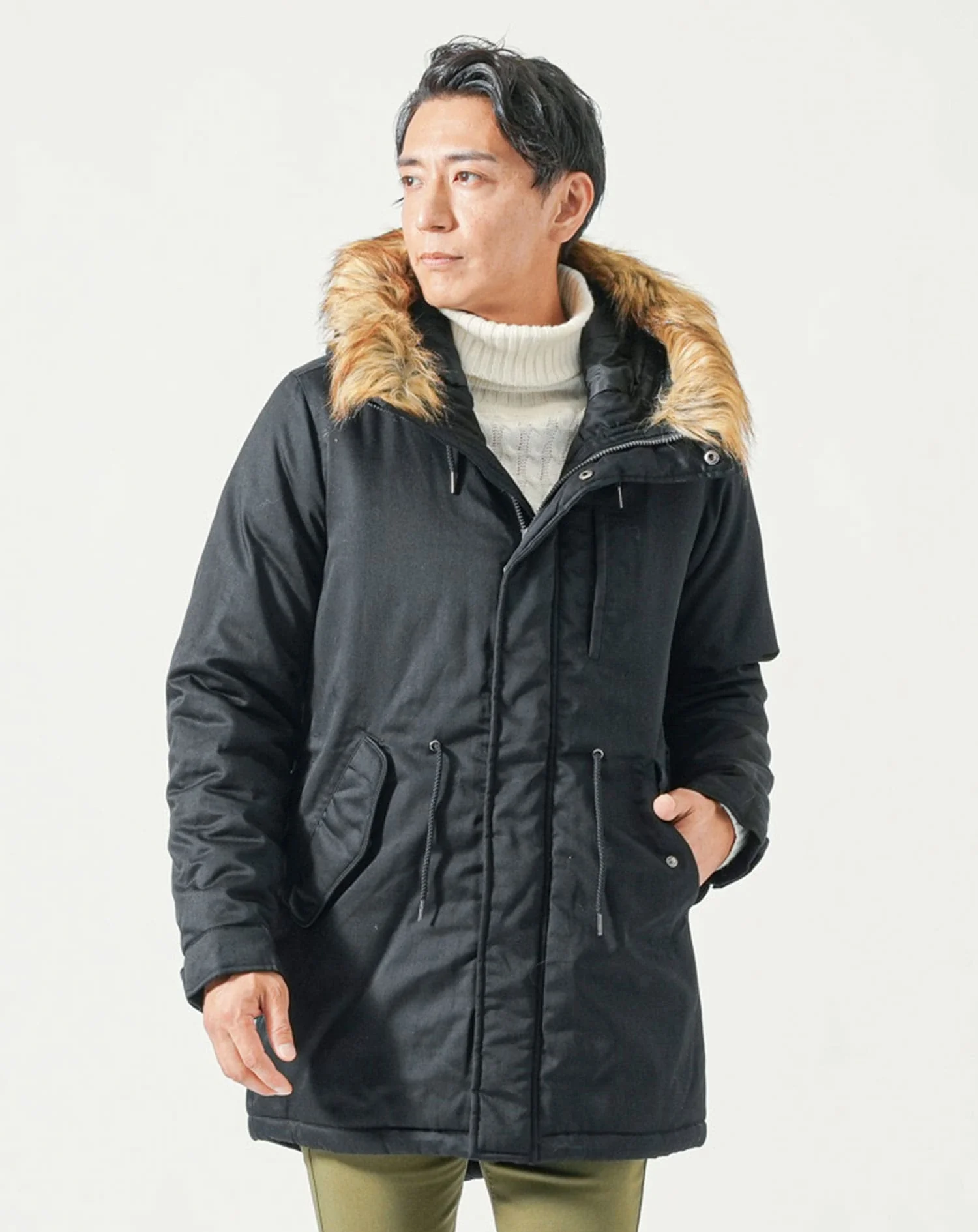 40代メンズ冬服全身3点コーデセット　黒ロングモッズコート×白タートルネックニット×カーキストレッチチノパンツ - Image 4