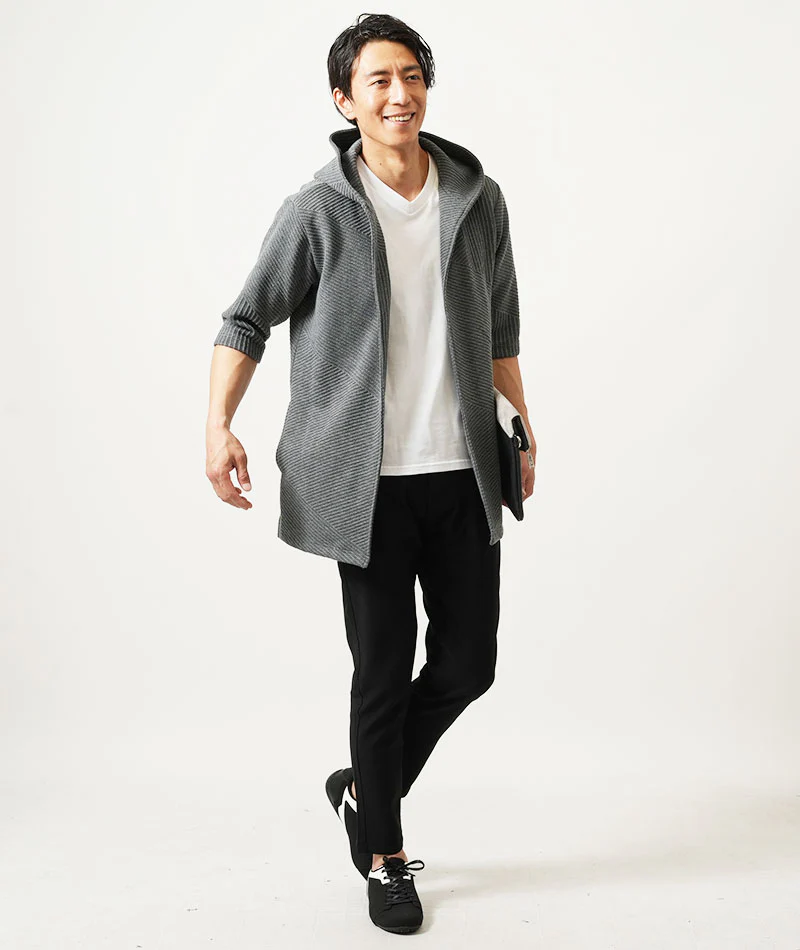 50代メンズ夏服3点全身コーデセット　チャコールグレー7分袖ロングパーカー×白半袖Tシャツ×黒アンクルチノパンツ - Image 3