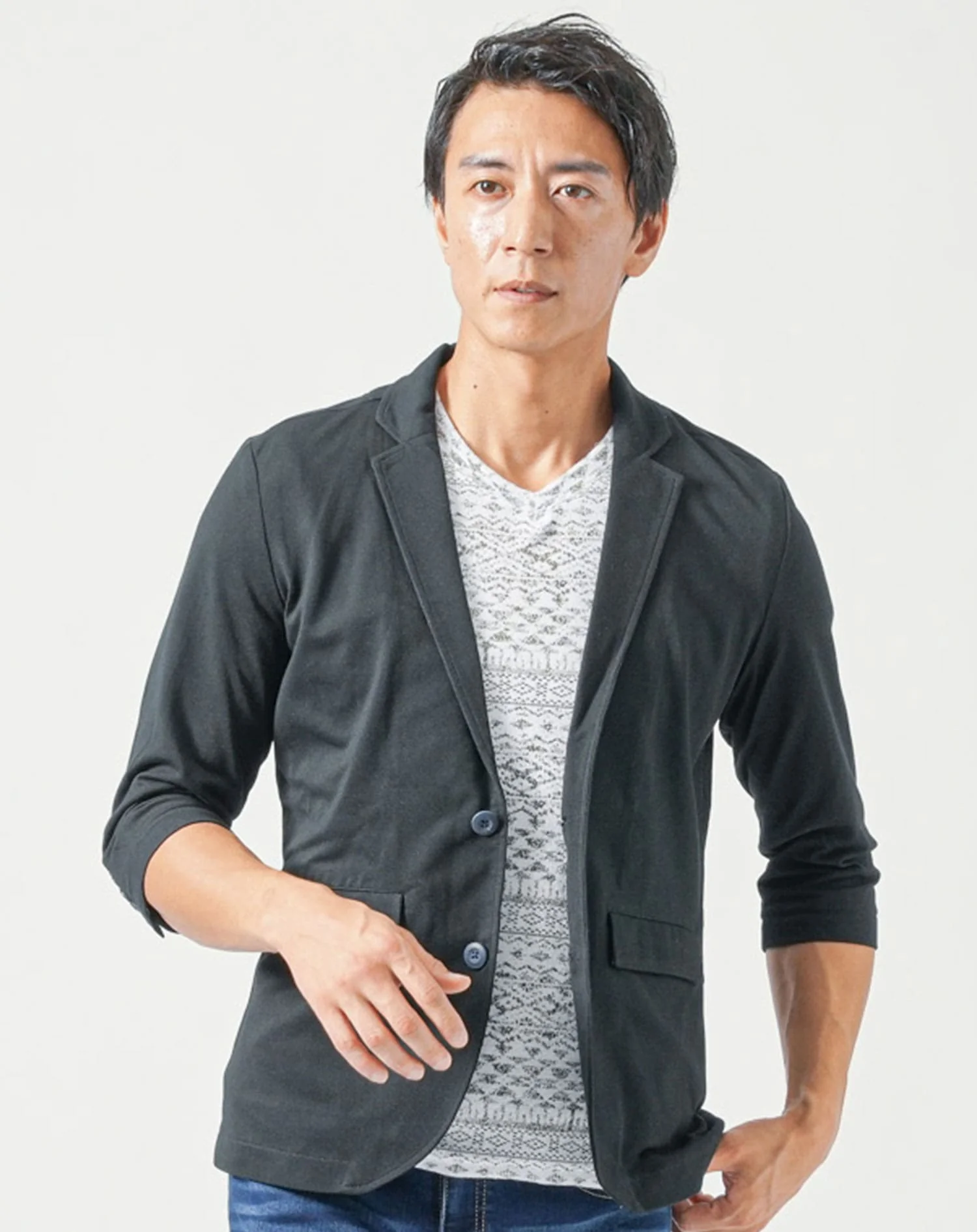 50代メンズ夏服3点コーデセット　黒7分袖テーラードジャケット×白半袖Tシャツ×ブルーアンクルデニムパンツ - Image 4