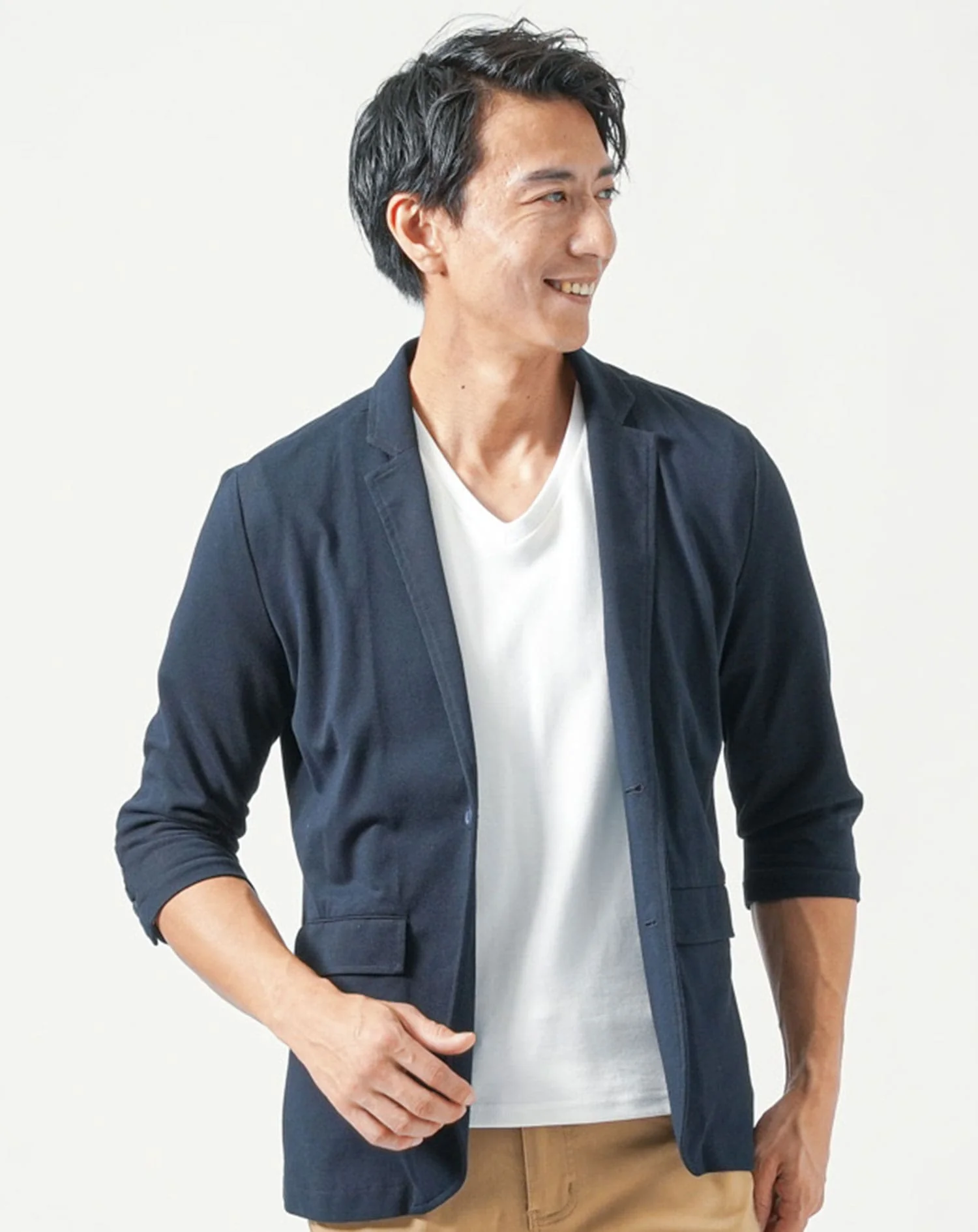 50代メンズ夏服3点コーデセット　ネイビー7分袖テーラードジャケット×白半袖Tシャツ×ベージュアンクルチノパンツ - Image 4