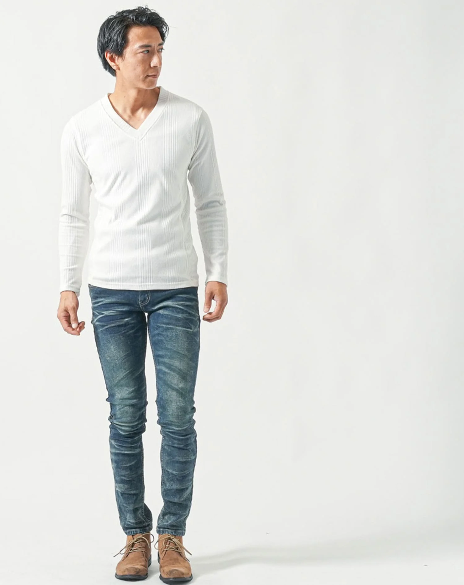 50代メンズ全身3点コーデセット　黒長袖パーカー×白長袖Tシャツ×ダークブルーデニムパンツ - Image 5