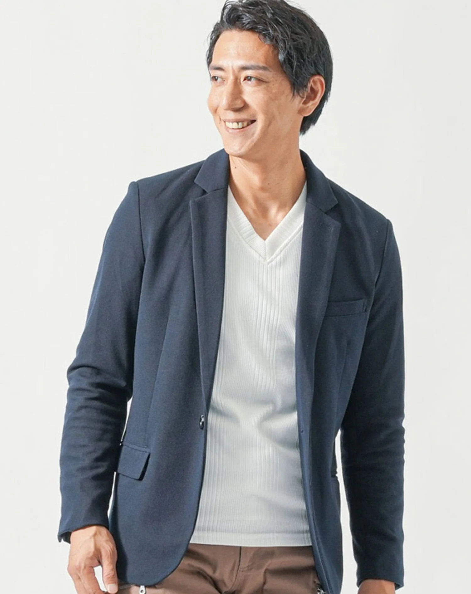 50代メンズ全身3点コーデセット　ネイビー長袖テーラードジャケット×白長袖Tシャツ×ベージュブーツカットチノパンツ - Image 4