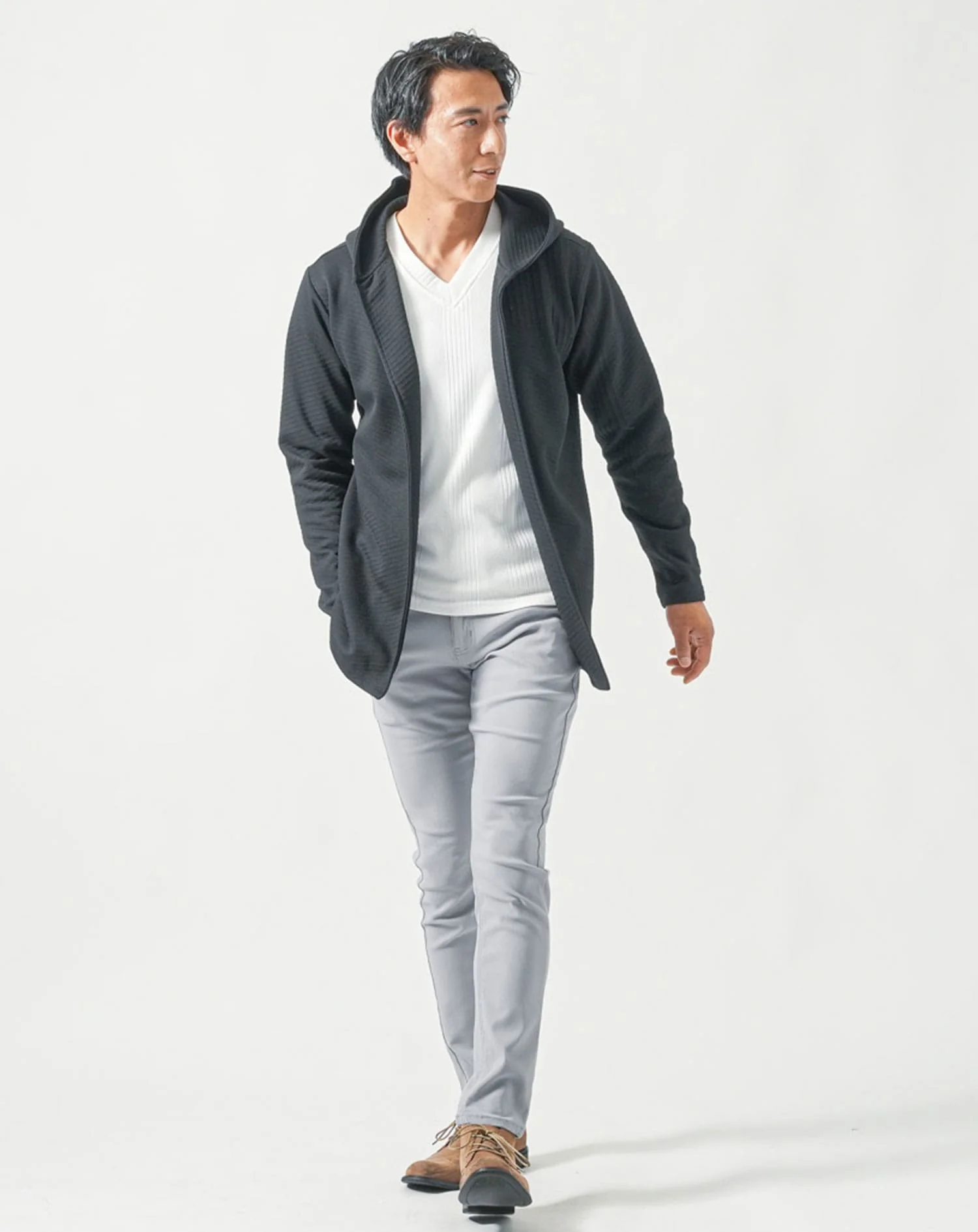50代メンズ全身3点コーデセット　黒長袖パーカー×白長袖Tシャツ×グレーストレッチチノパンツ - Image 3