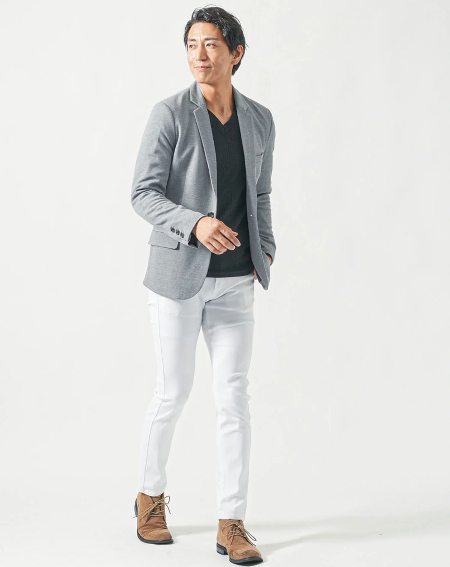50代メンズ全身3点コーデセット　グレー長袖テーラードジャケット×黒長袖Tシャツ×白ストレッチチノパンツ - Image 3