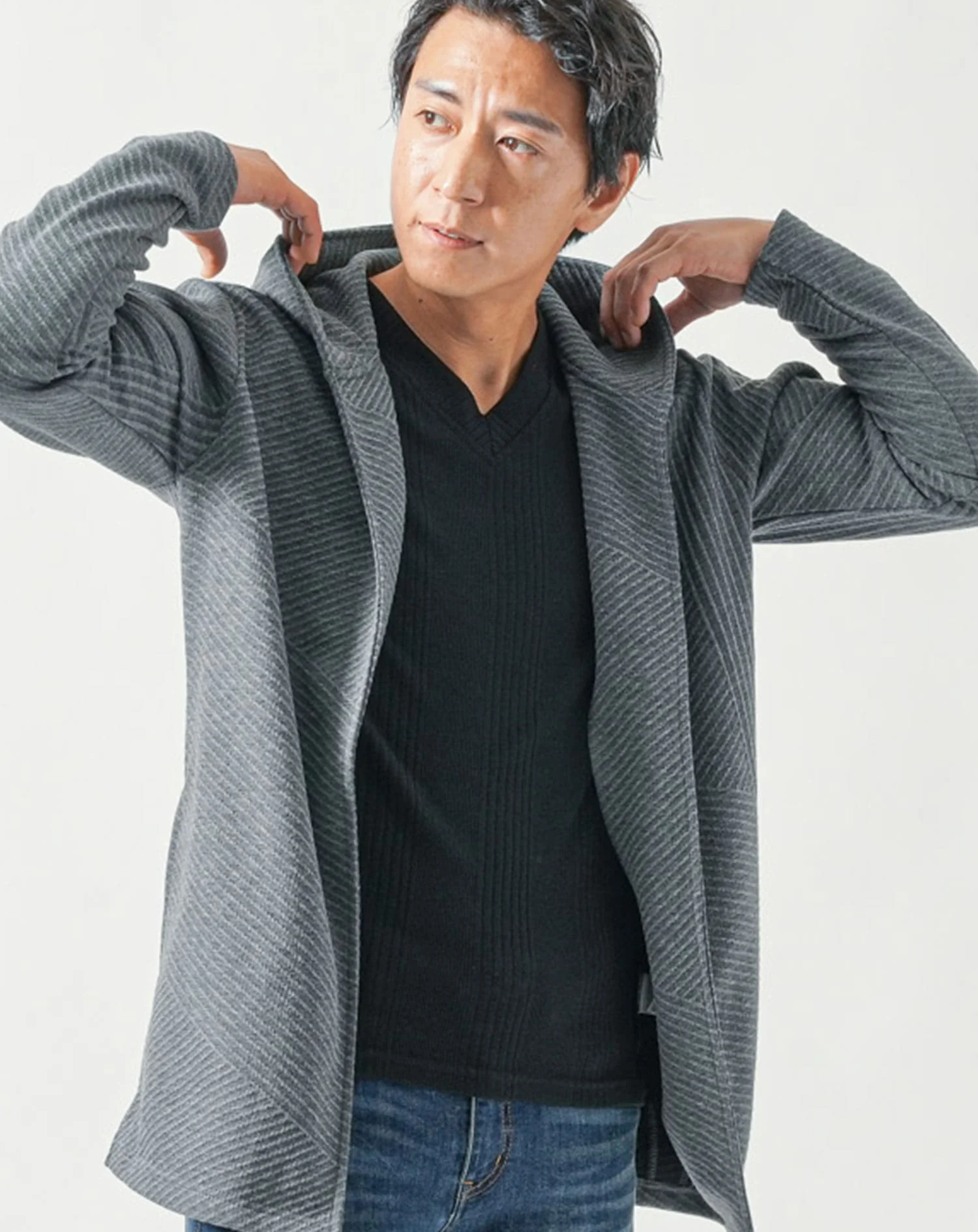 50代メンズ全身3点コーデセット　チャコールグレー長袖ロングパーカー×黒長袖Tシャツ×ネイビーデニムパンツ - Image 4