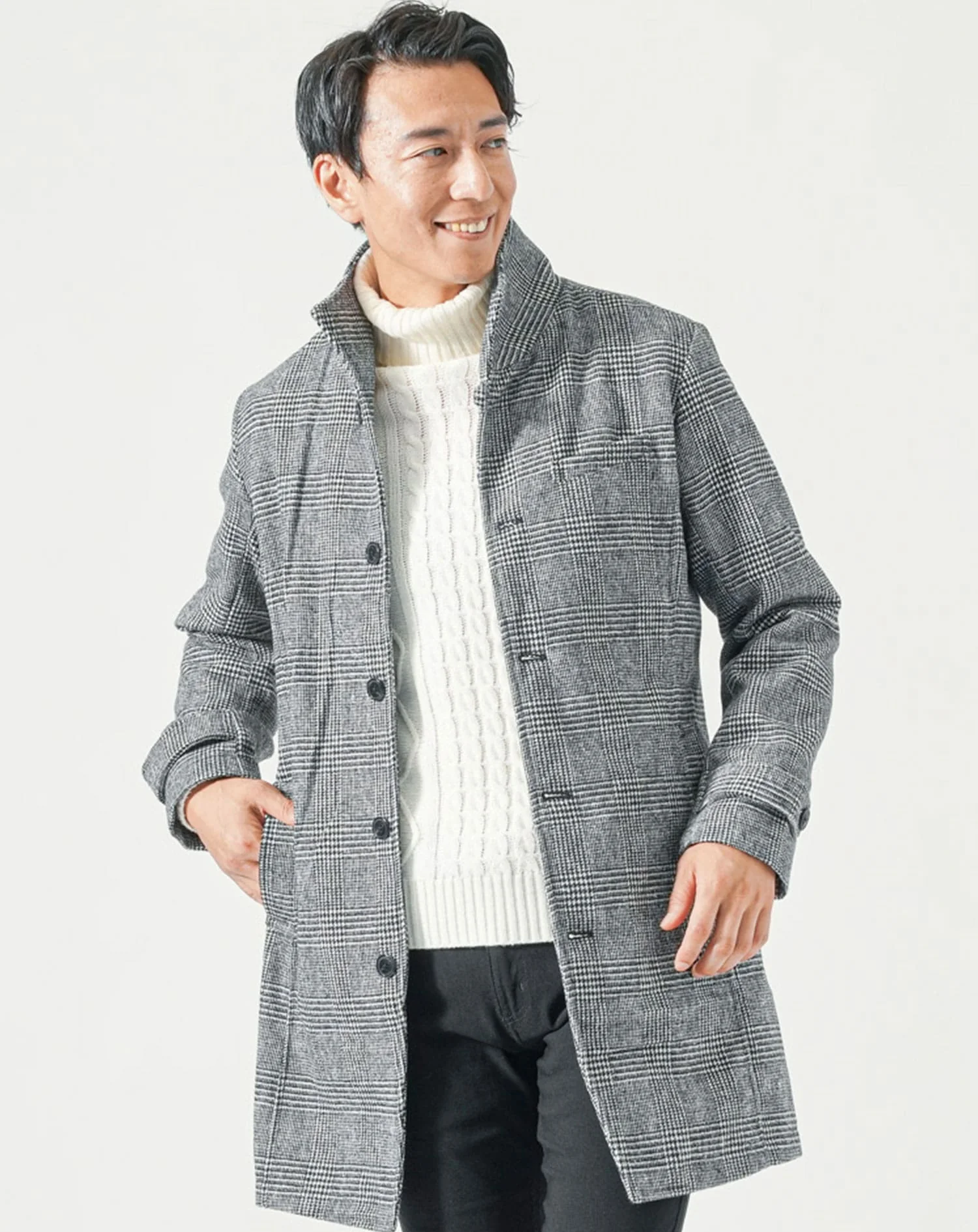 50代メンズ冬服全身3点コーデセット　グレンチェックロングコート×白タートルネックニット×黒ストレッチチノパンツ - Image 4