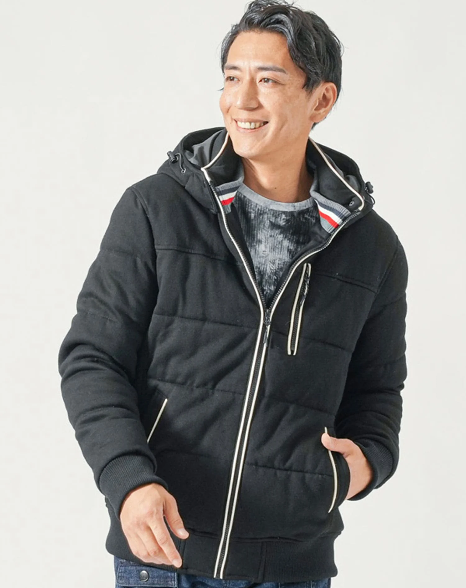 50代メンズ冬服全身3点コーデセット　黒中綿ダウンジャケット×白長袖Tシャツ×インディゴカーゴデニムパンツ - Image 4