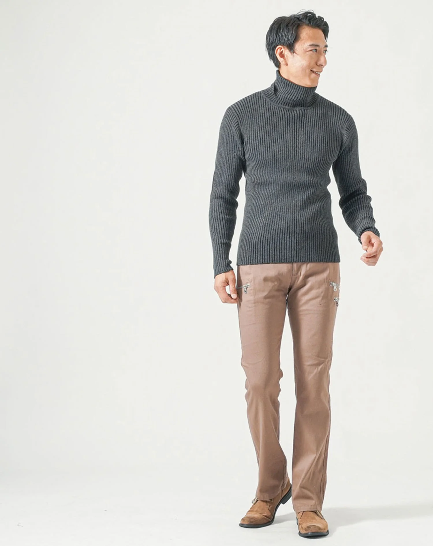 50代メンズ冬服全身3点コーデセット　ネイビー中綿ダウンジャケット×チャコールグレータートルネックニット×ベージュブーツカットチノパンツ - Image 5