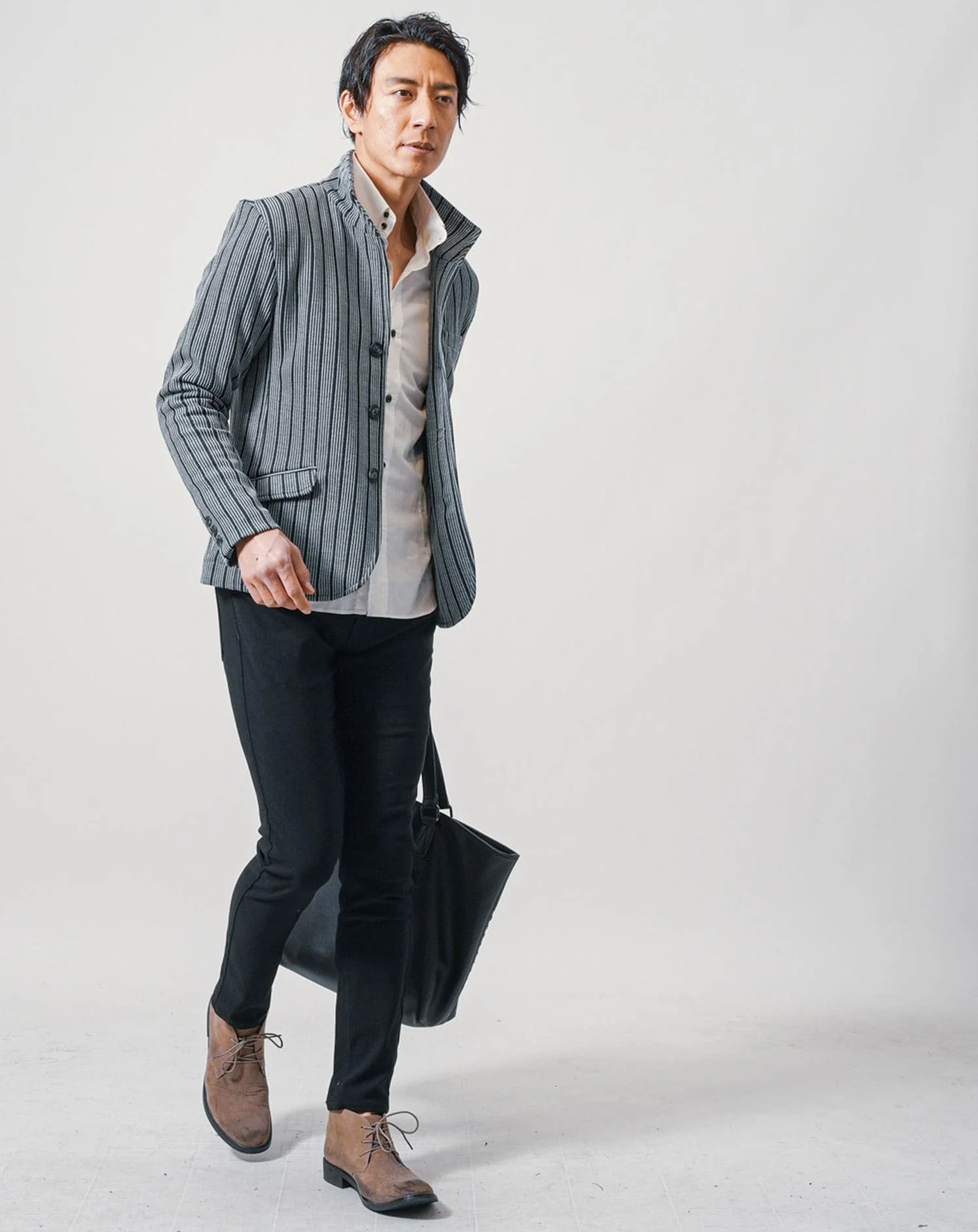 50代メンズ全身3点コーデセット　グレー長袖ジャケット×白長袖シャツ×黒ストレッチチノパンツ - Image 3
