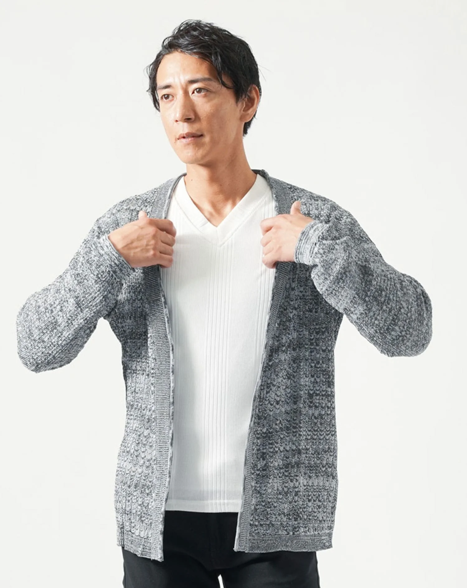 50代メンズ全身3点コーデセット　黒長袖ニットカーディガン×白長袖Tシャツ×黒ストレッチチノパンツ - Image 5
