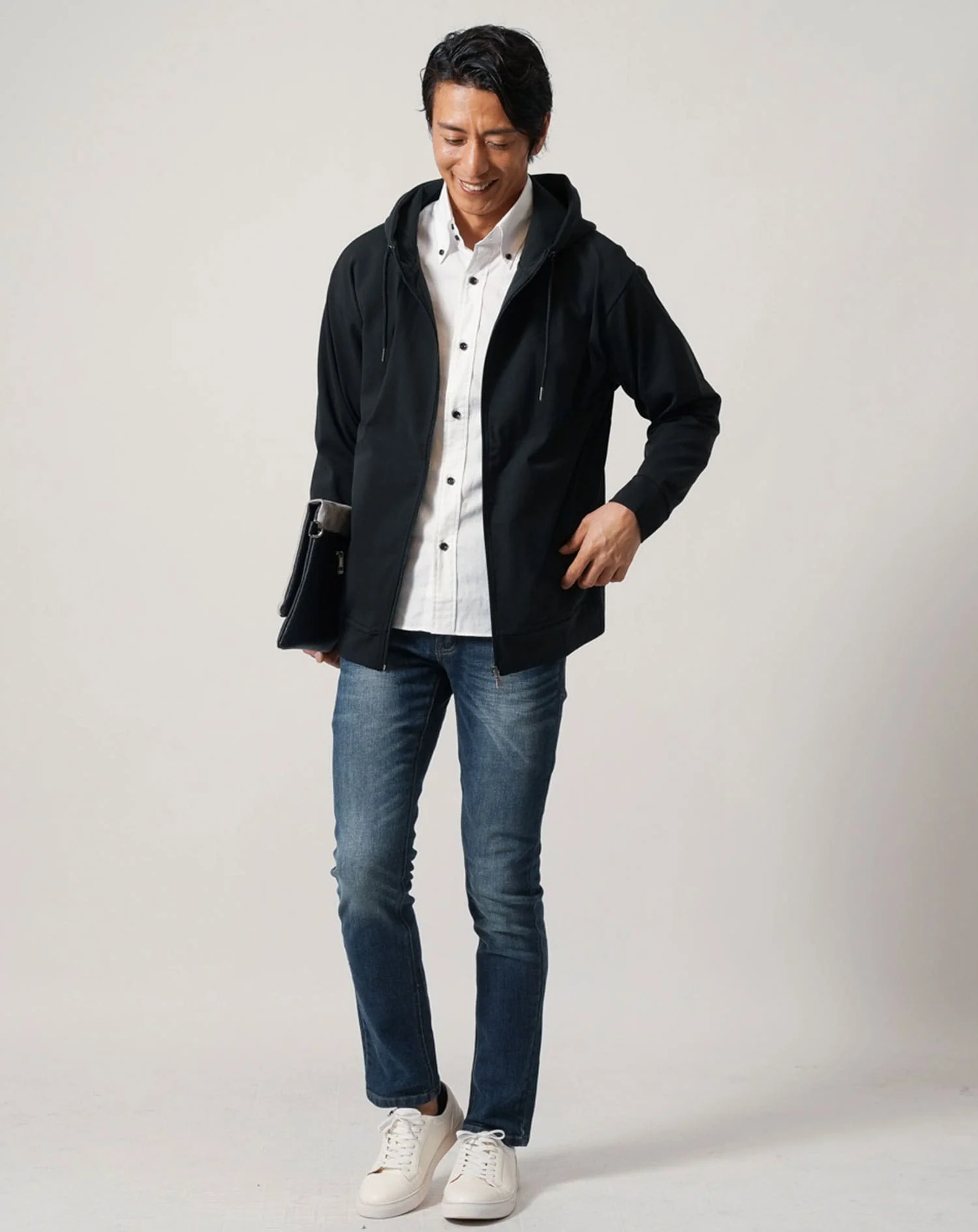 50代メンズ全身3点コーデセット　黒長袖パーカー×白長袖シャツ×ネイビーデニムパンツ - Image 3