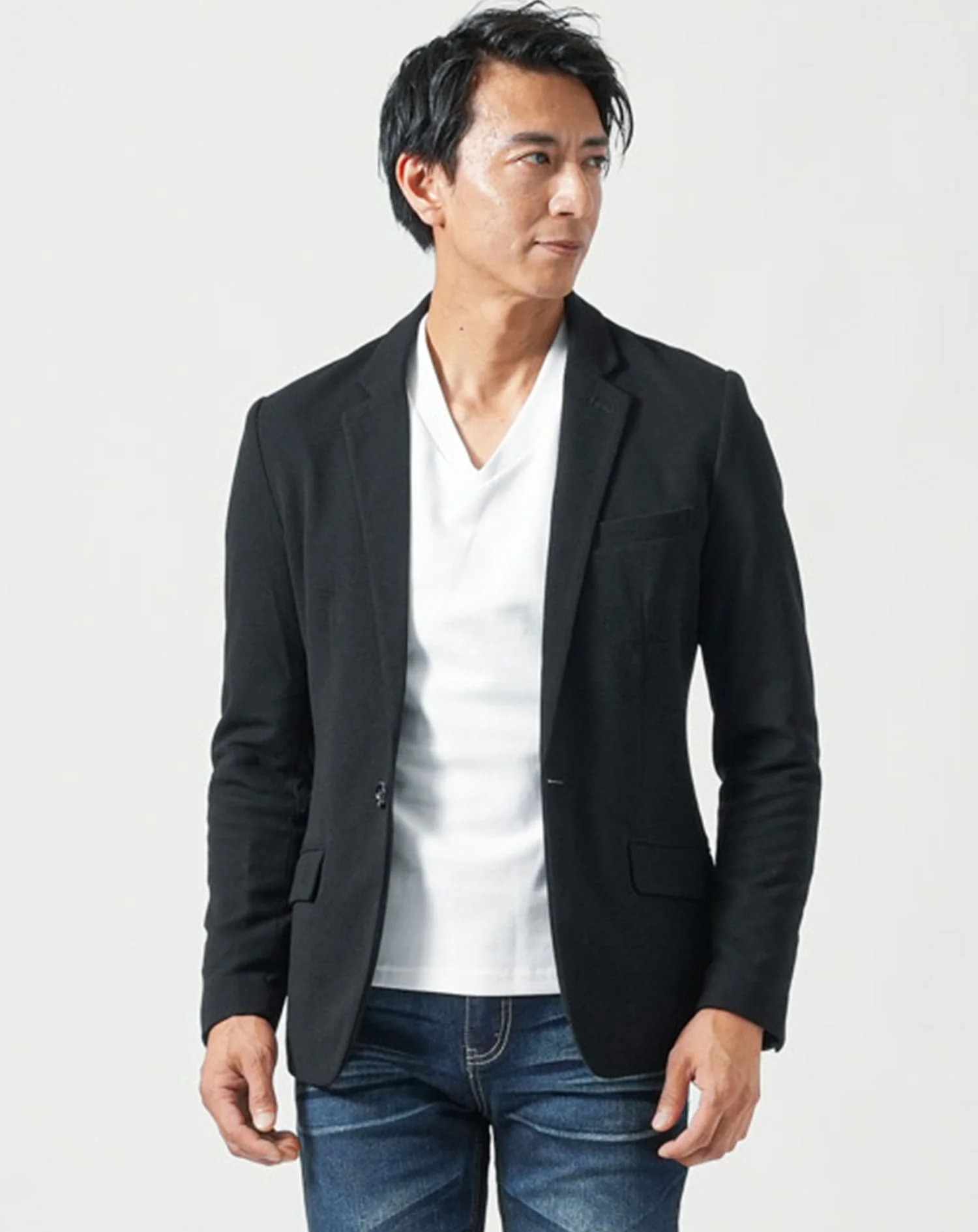 50代メンズ全身3点コーデセット　黒長袖テーラードジャケット×白長袖Tシャツ×ネイビーデニムパンツ - Image 4