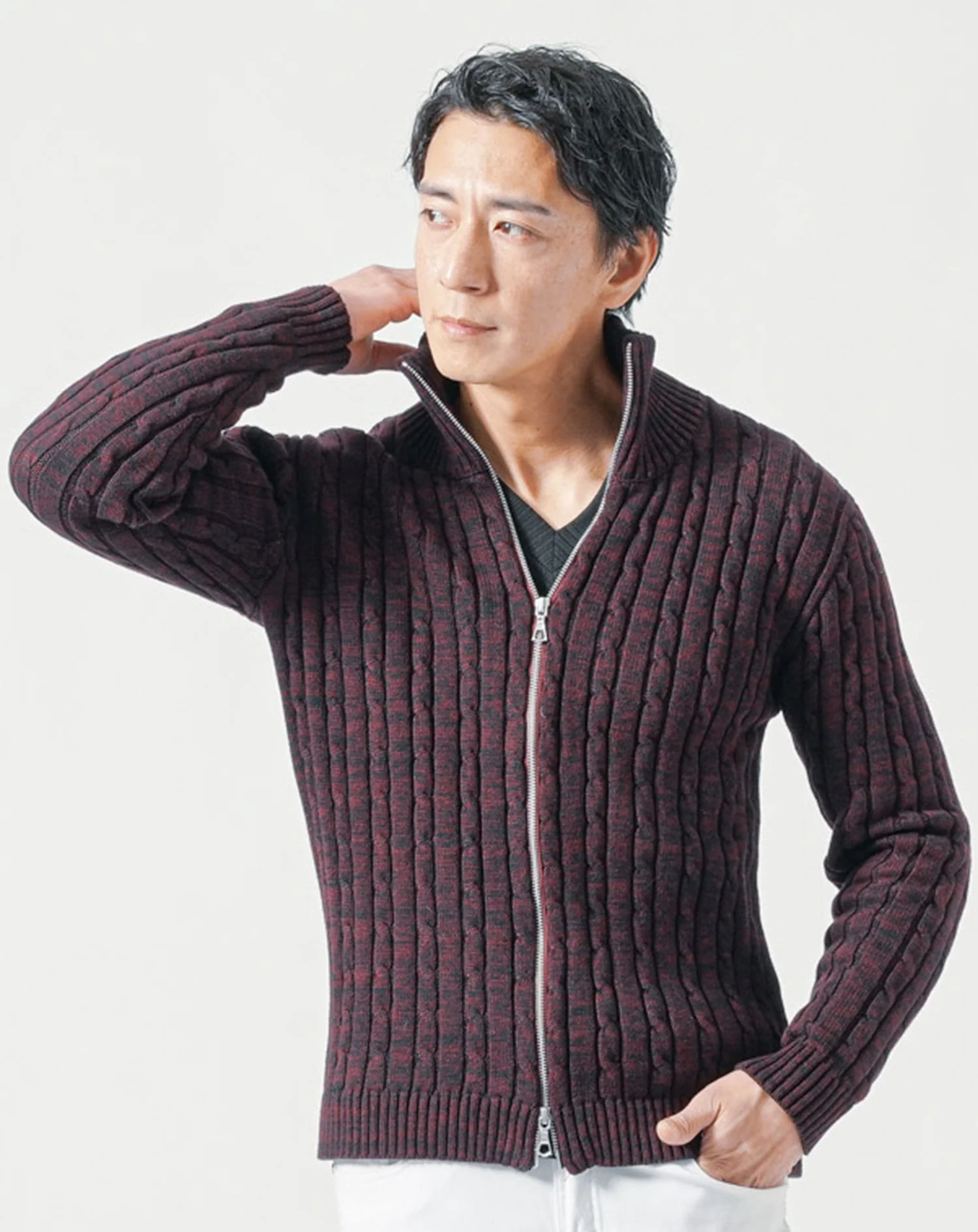 50代メンズ全身3点コーデセット　ワイン長袖ニットアウター×黒長袖Tシャツ×白ストレッチチノパンツ - Image 4