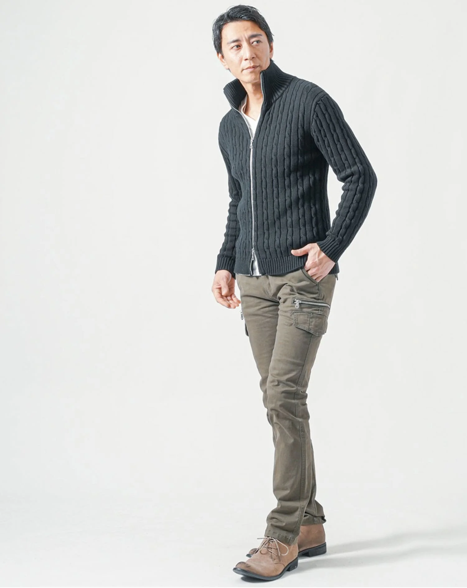 50代メンズ全身3点コーデセット　黒長袖ニットアウター×白長袖Tシャツ×カーキカーゴパンツ - Image 3