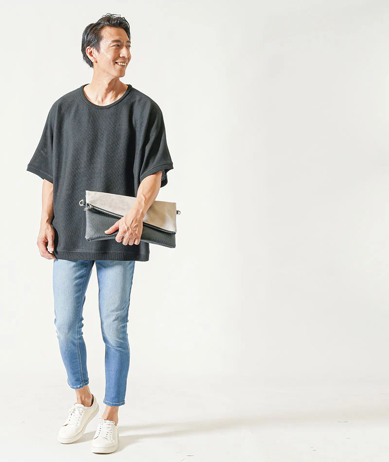 がっちり体型夏の3点コーデセット 黒半袖サマーニットTシャツ×ベージュ半袖サマーニットTシャツ×ブリーチアンクルデニムパンツ - Image 3