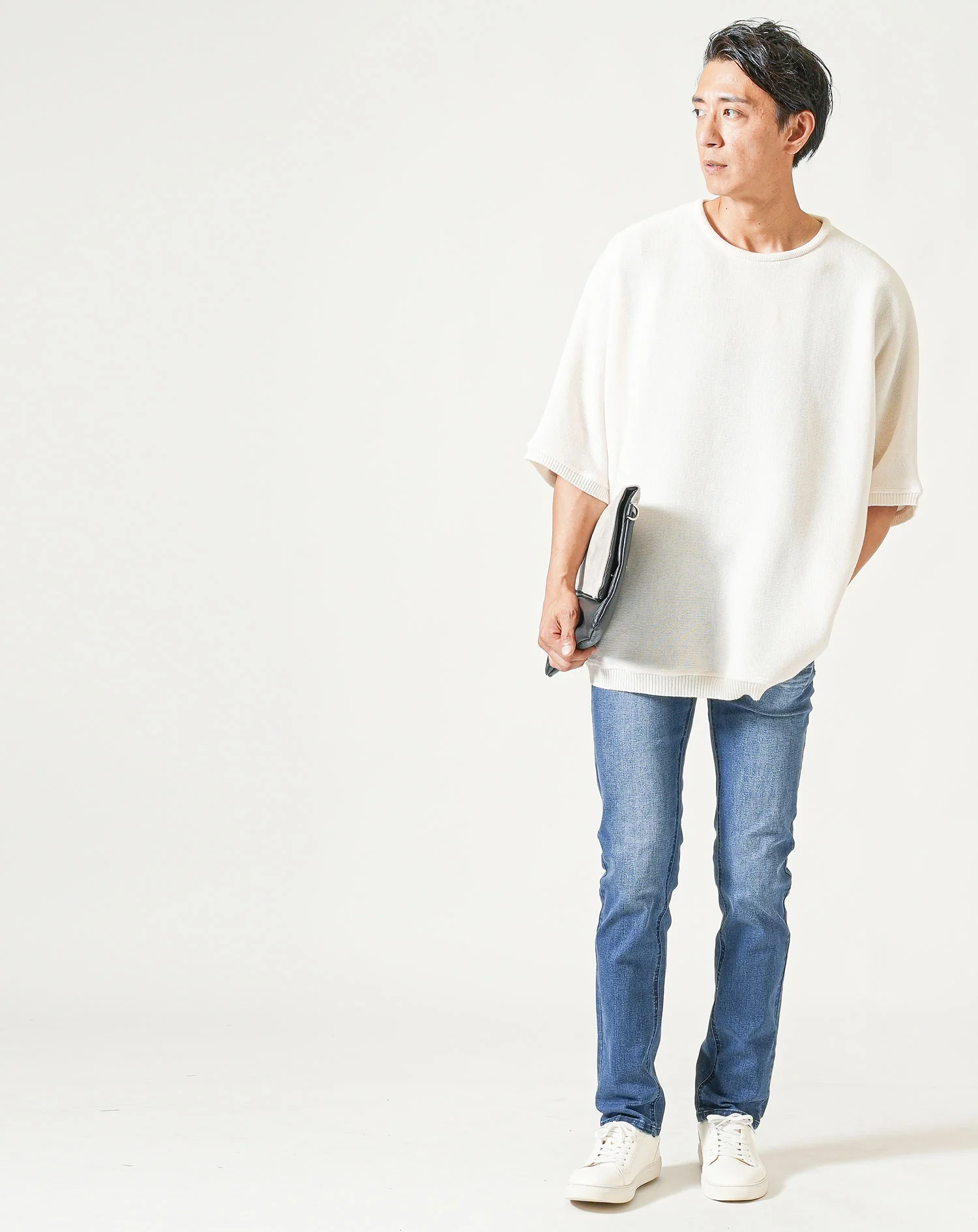 がっちり体型夏の2点コーデセット 白半袖サマーニットTシャツ×ダークブルーストレッチテーパードパンツ - Image 4