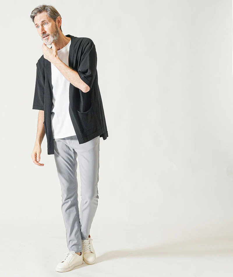 60代メンズ夏の3点コーデセット 黒5分袖サマーカーディガン×白半袖Tシャツ×グレーストレッチチノパンツ - Image 3