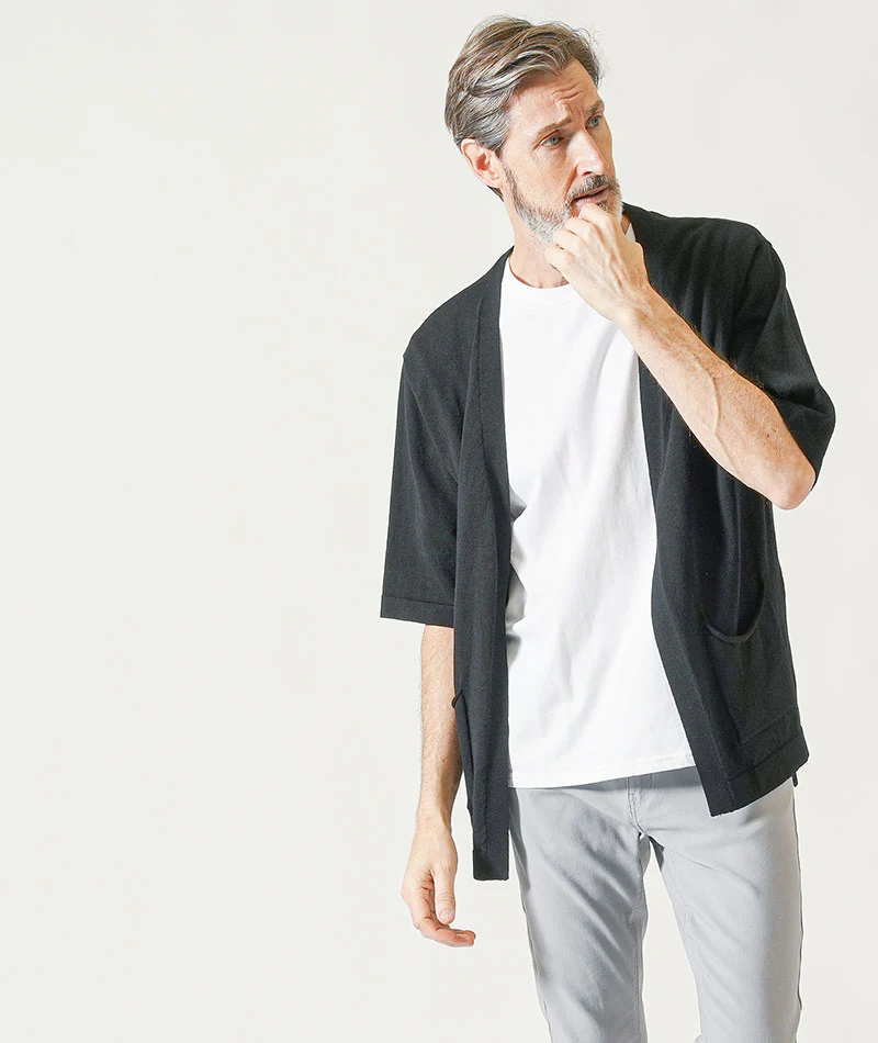 60代メンズ夏の3点コーデセット 黒5分袖サマーカーディガン×白半袖Tシャツ×グレーストレッチチノパンツ - Image 4